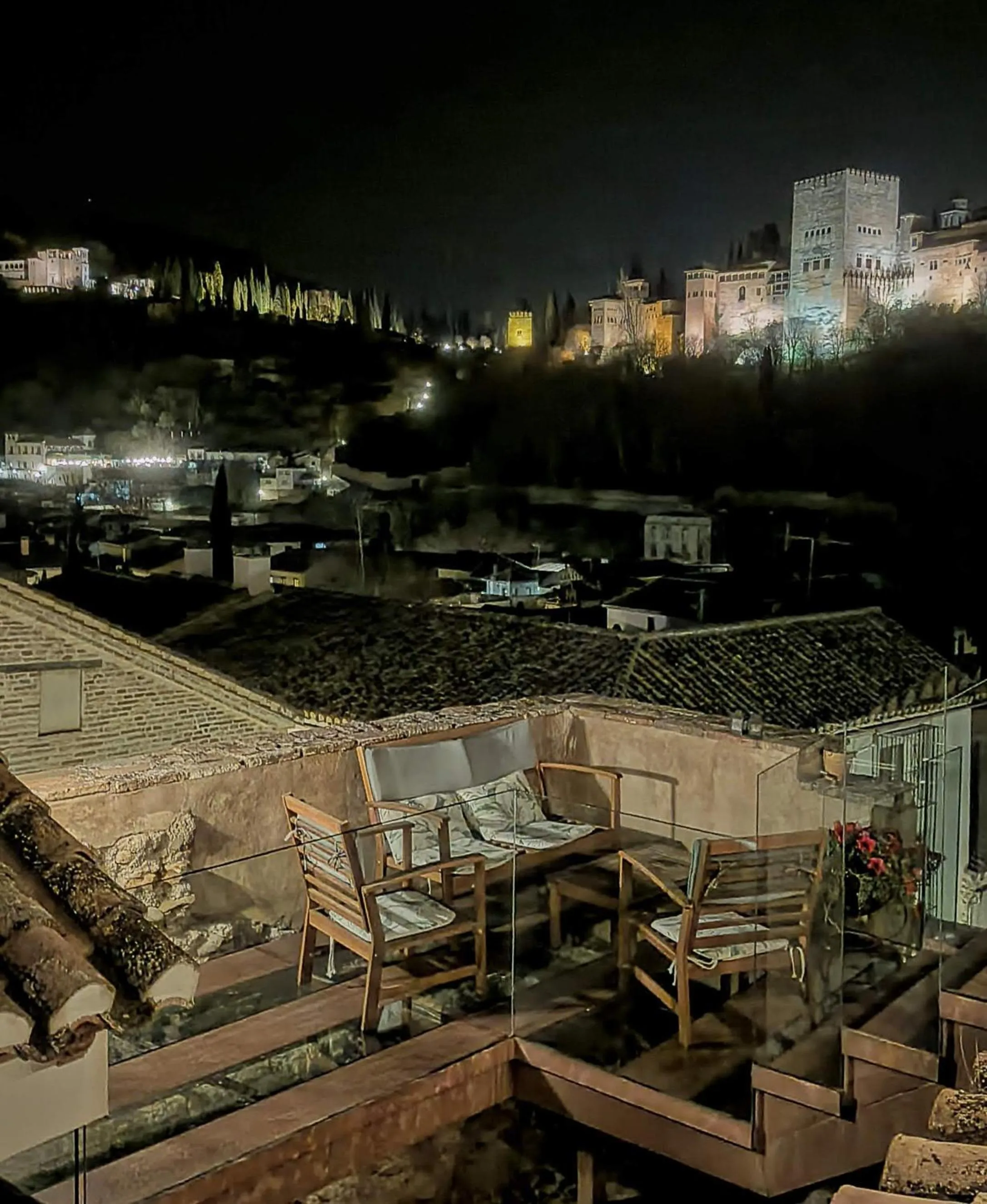 Night in Apartamentos Alhambra