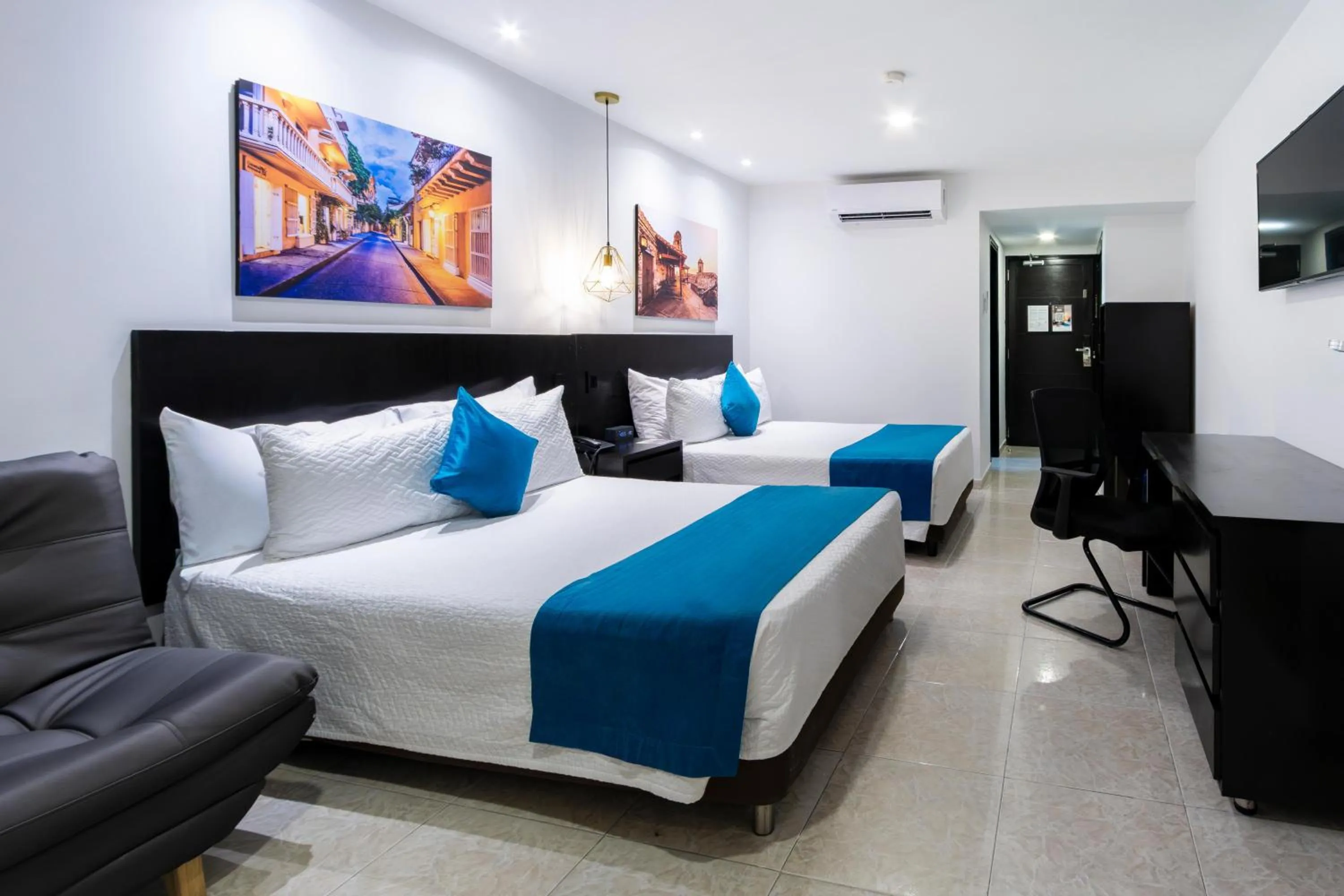 Photo of the whole room, Bed in Hotel Cartagena Plaza