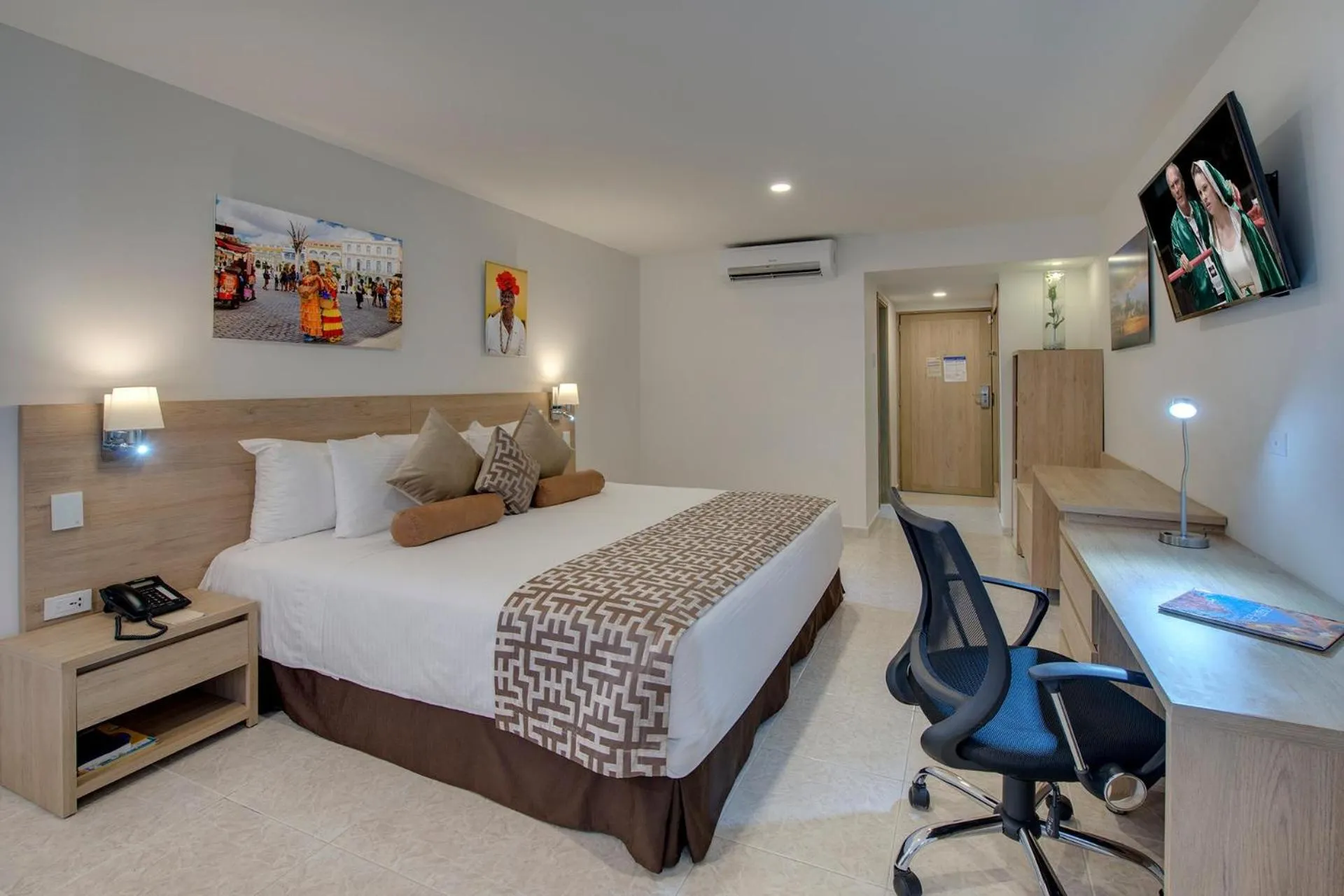 Photo of the whole room, Bed in Hotel Cartagena Plaza