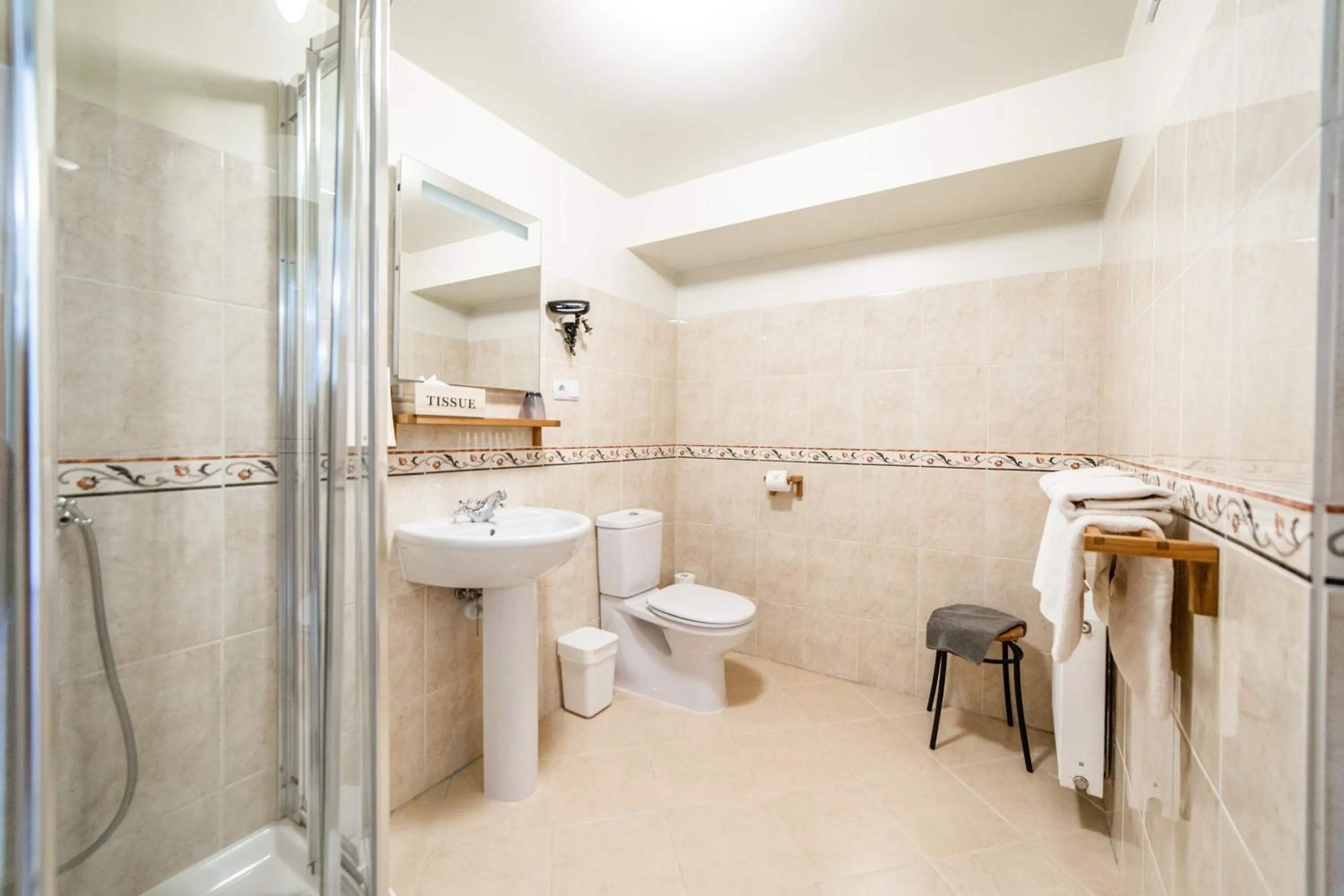 Shower in Karlamuiza Country Hotel