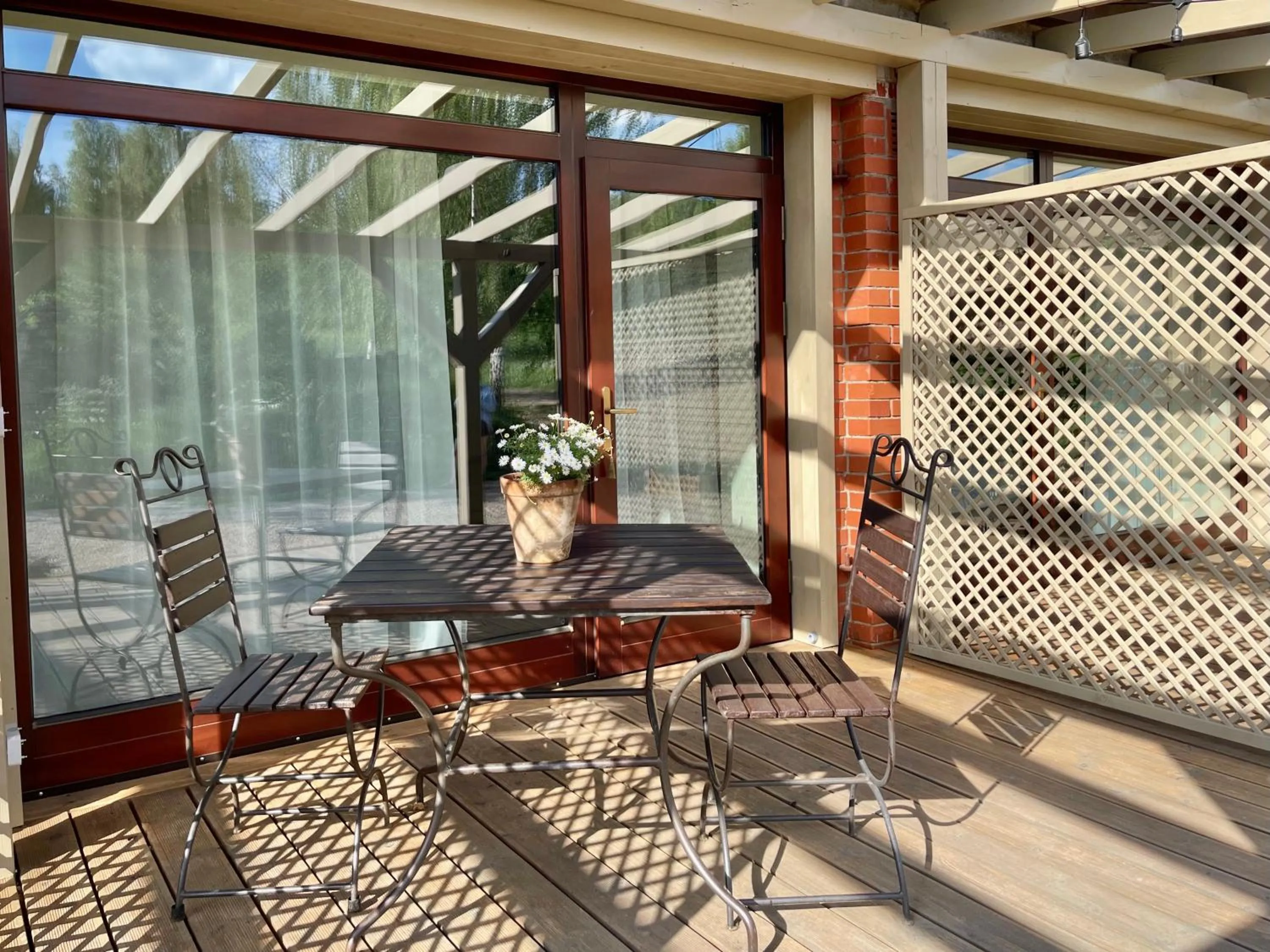 Patio in Karlamuiza Country Hotel