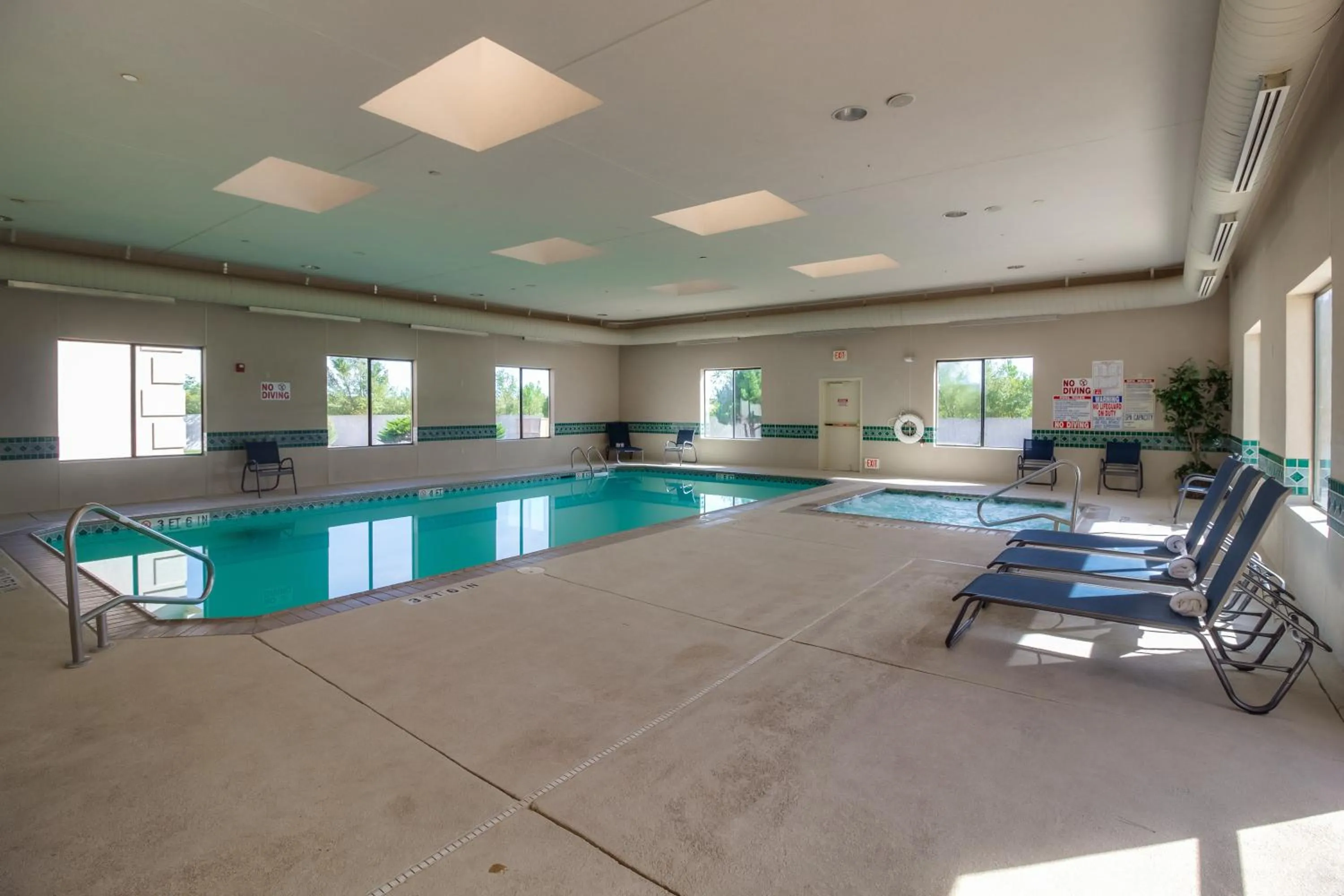 Swimming pool in Ashmore Inn and Suites Amarillo