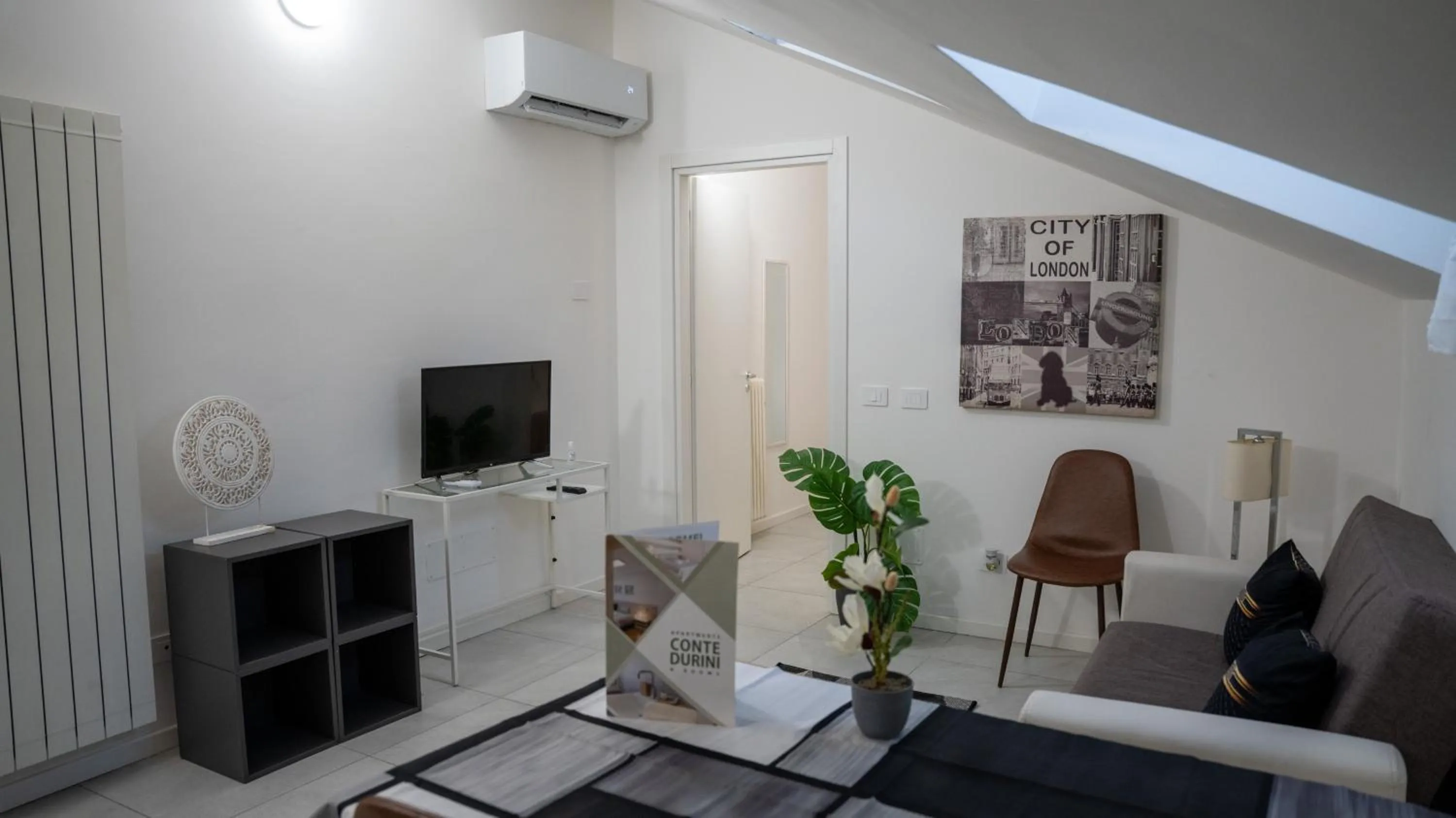 Communal lounge/ TV room in Conte Durini Apartments & Rooms