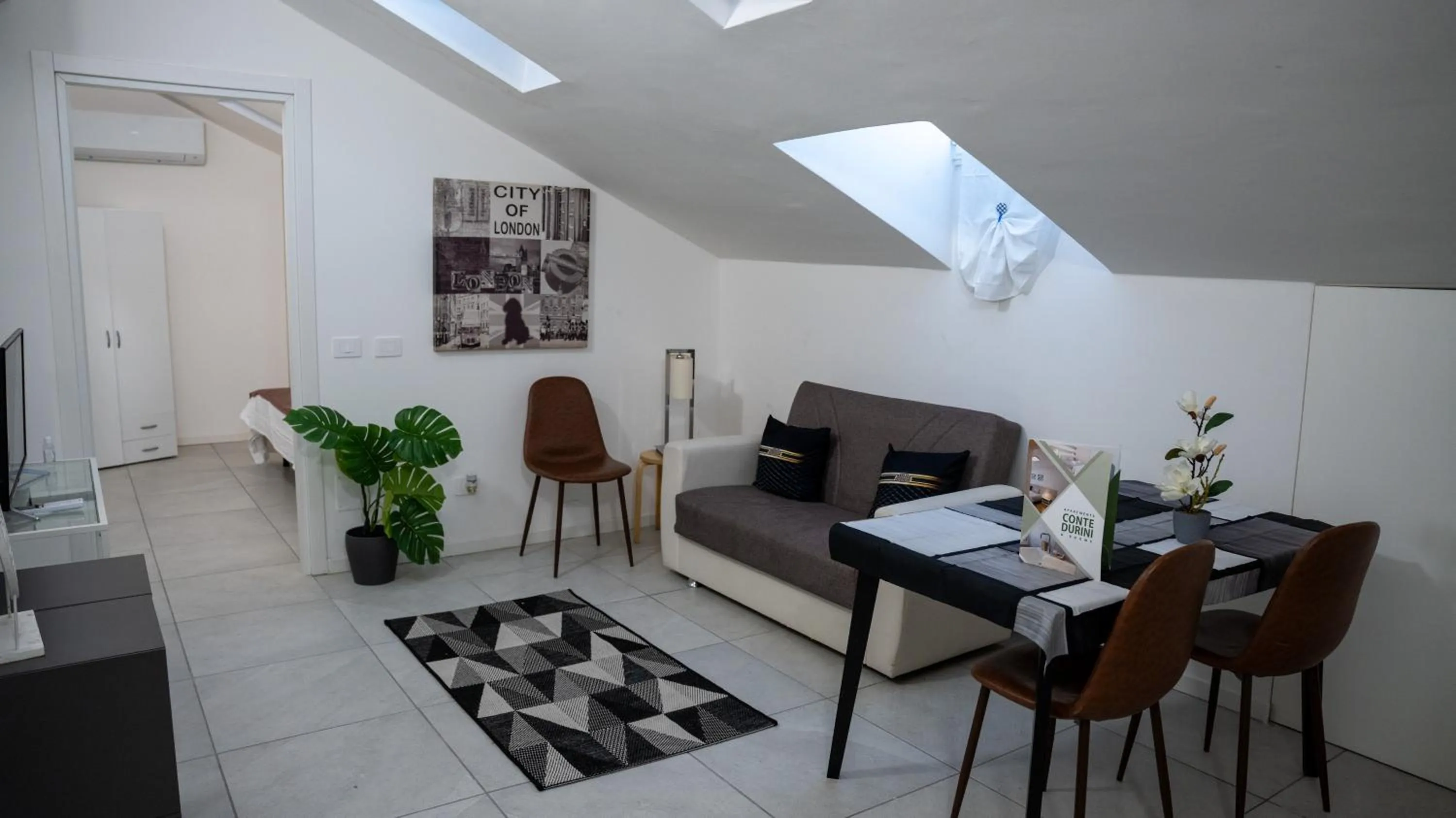 TV and multimedia in Conte Durini Apartments & Rooms