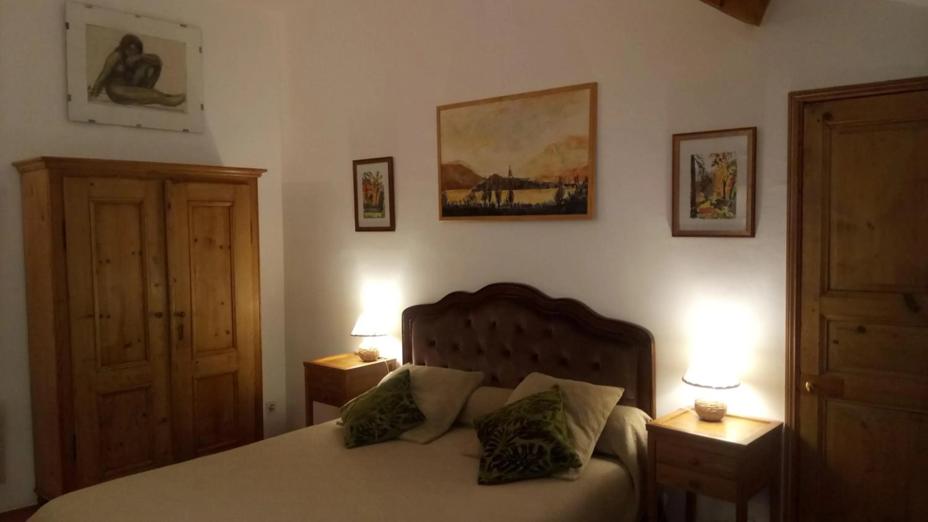 Photo of the whole room, Bed in Domaine du Paraïs B&B