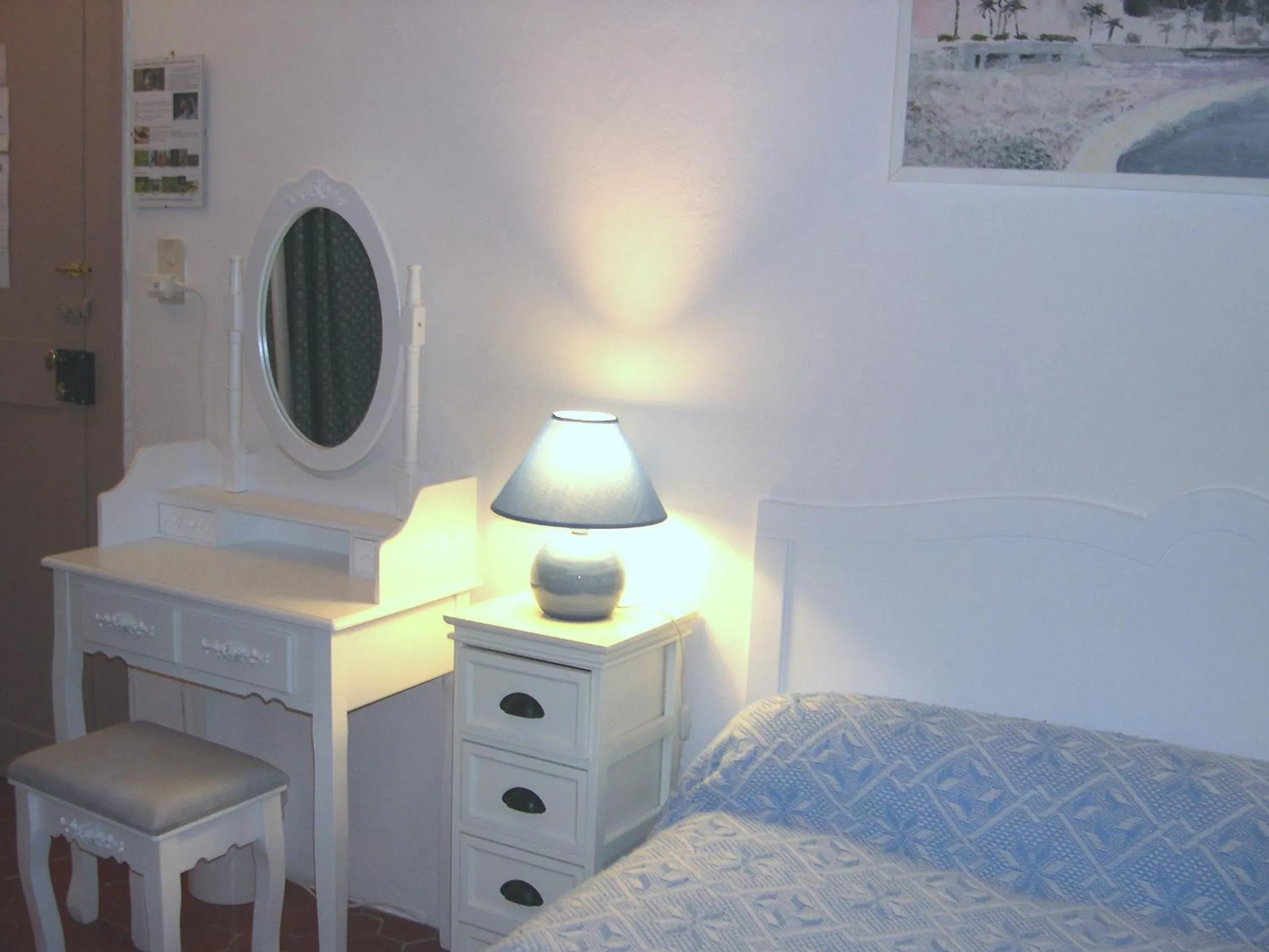 Living room, Bed in Domaine du Paraïs B&B