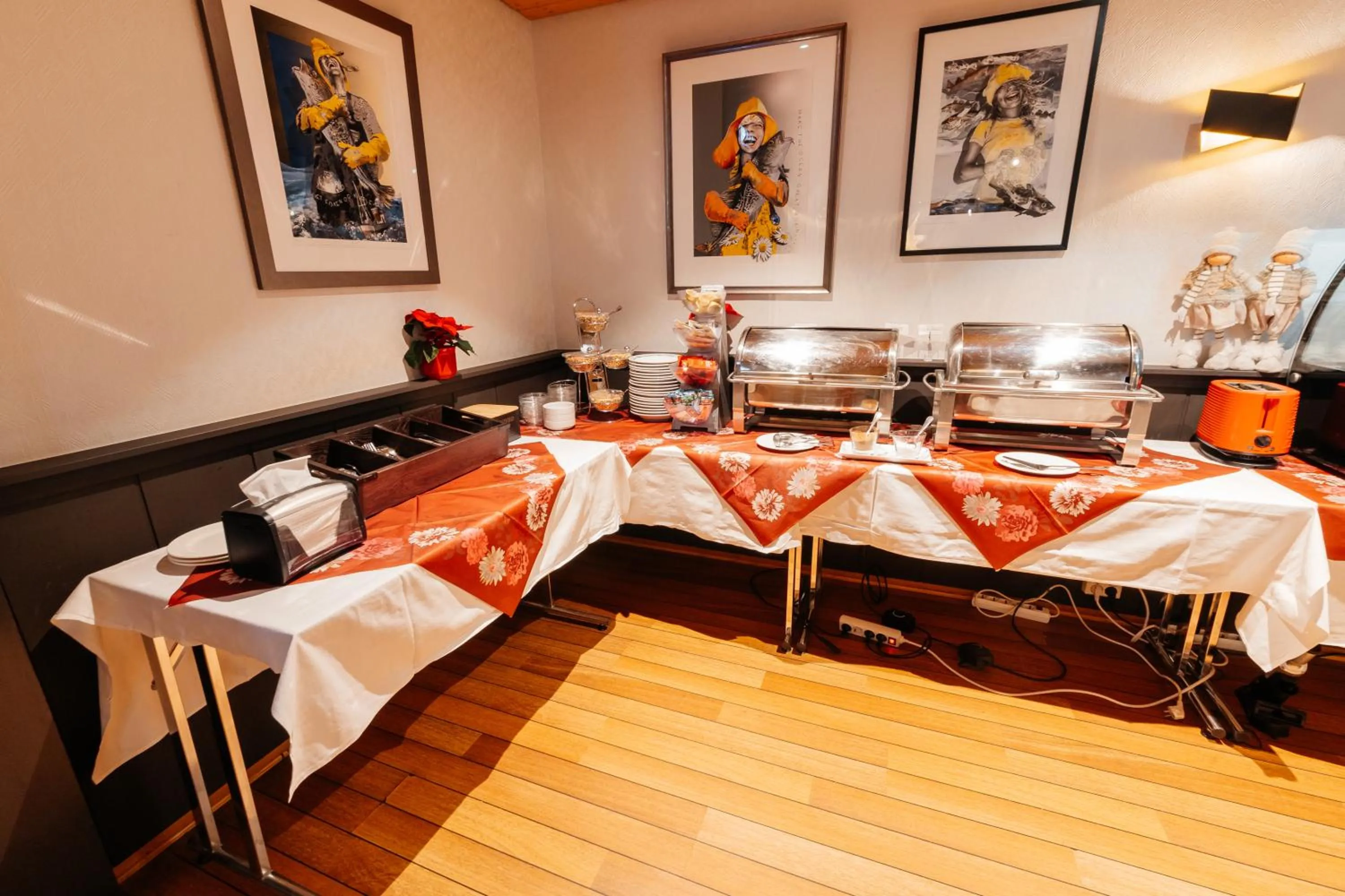 Restaurant/places to eat in Myre Kysthotell