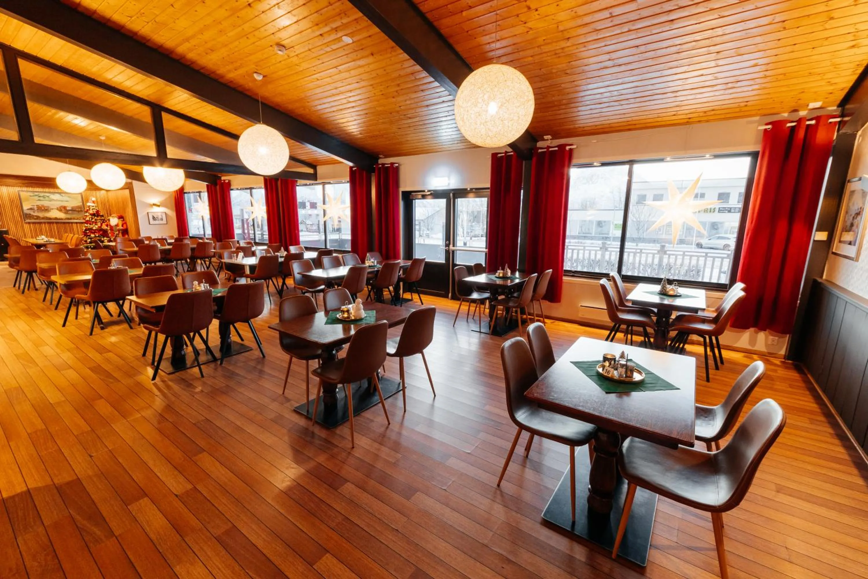 Restaurant/places to eat in Myre Kysthotell