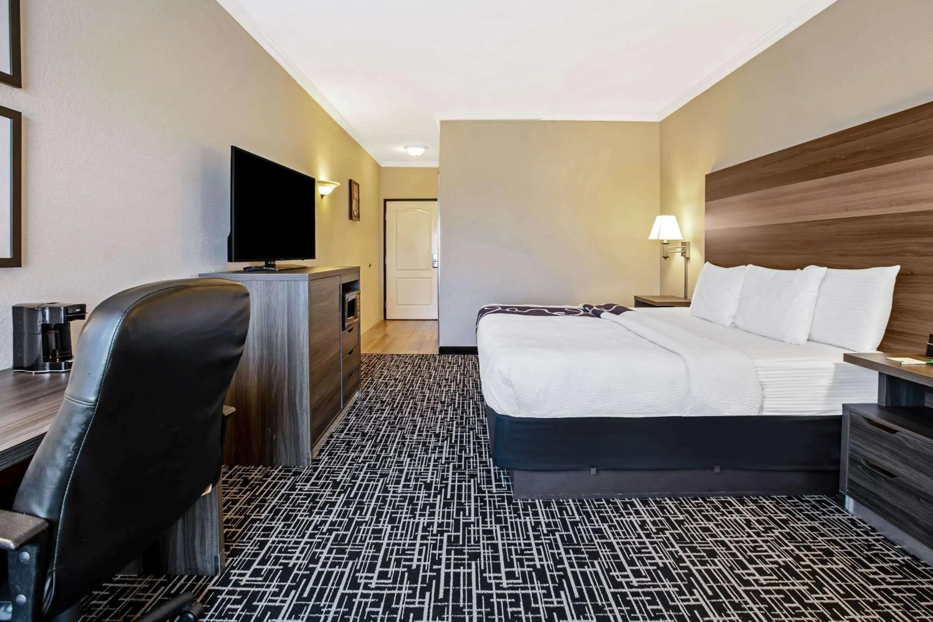 Photo of the whole room, Bed in La Quinta by Wyndham Garland Harbor Point