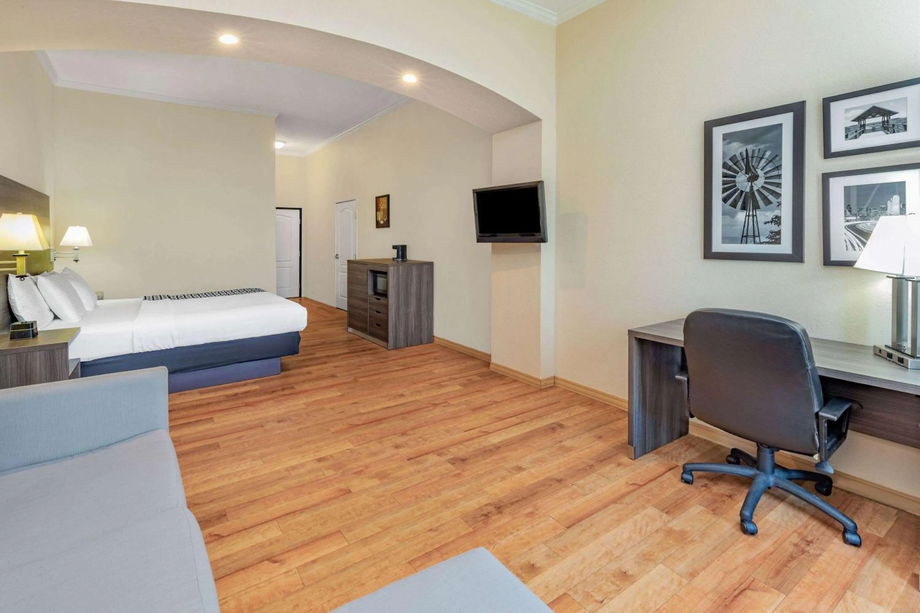 Photo of the whole room, Bed in La Quinta by Wyndham Garland Harbor Point