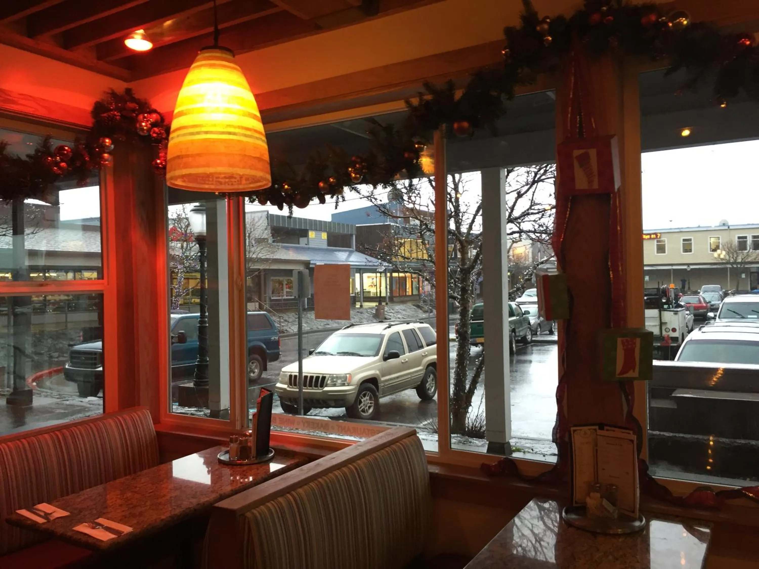 Restaurant/places to eat in Aquamarine Suites