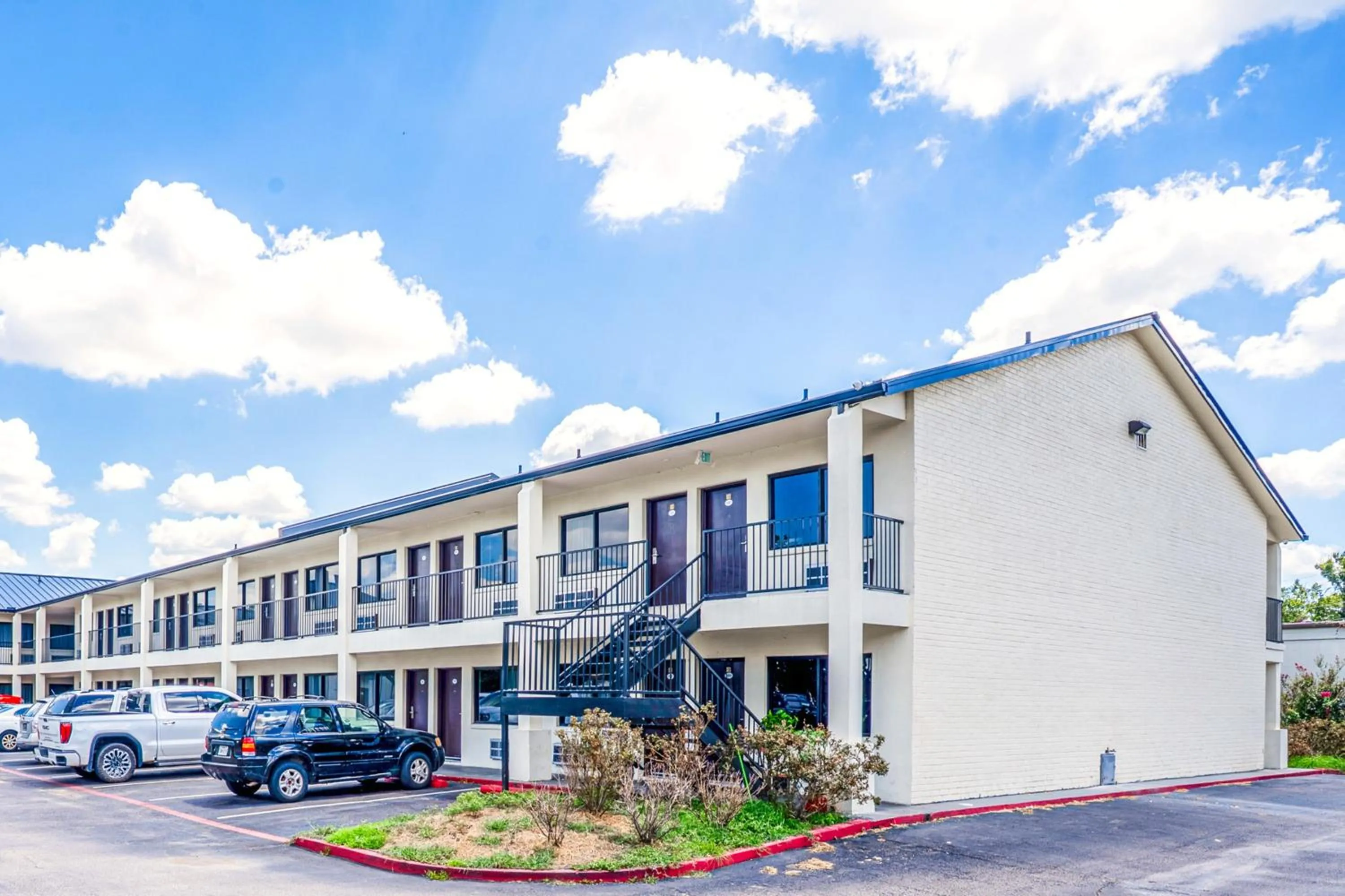 Parking in OYO Hotel Houston N Fm-1960 Champions TX