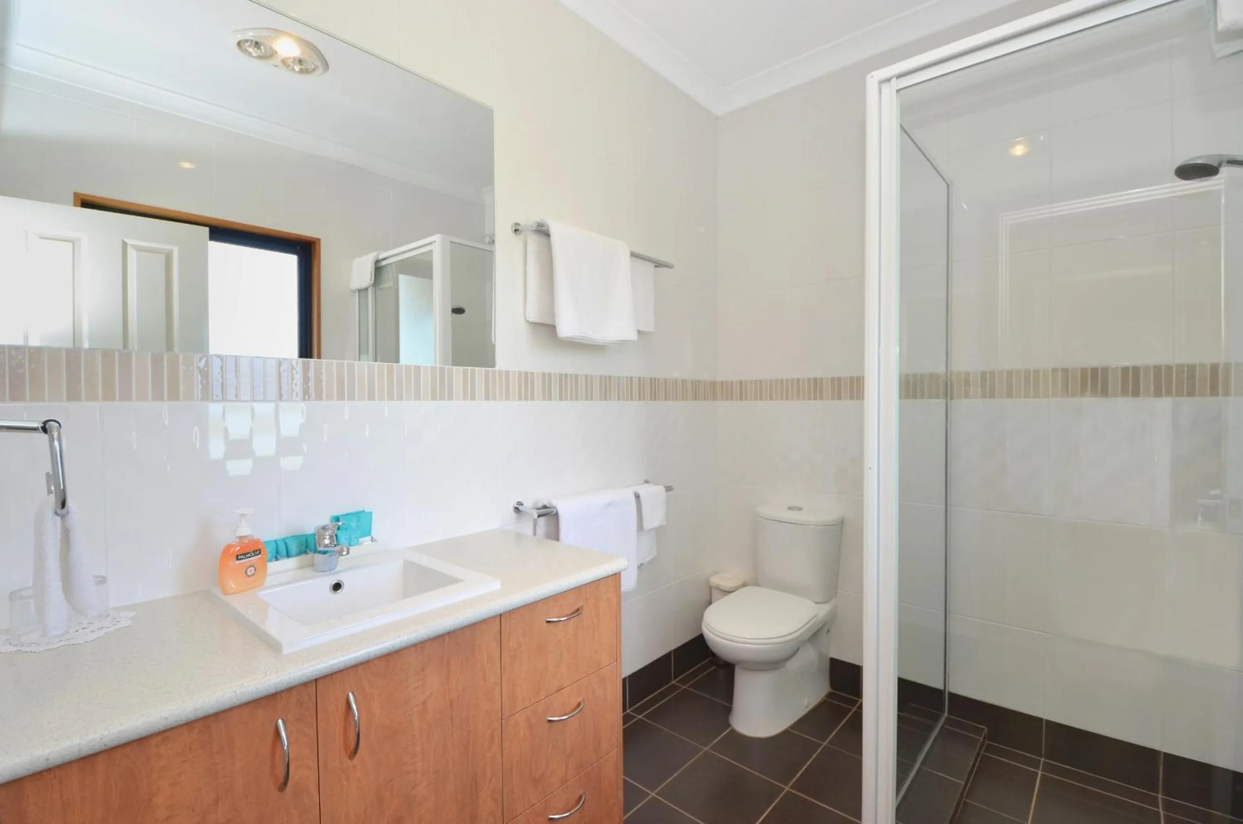 Shower in Sensational Heights Bed & Breakfast