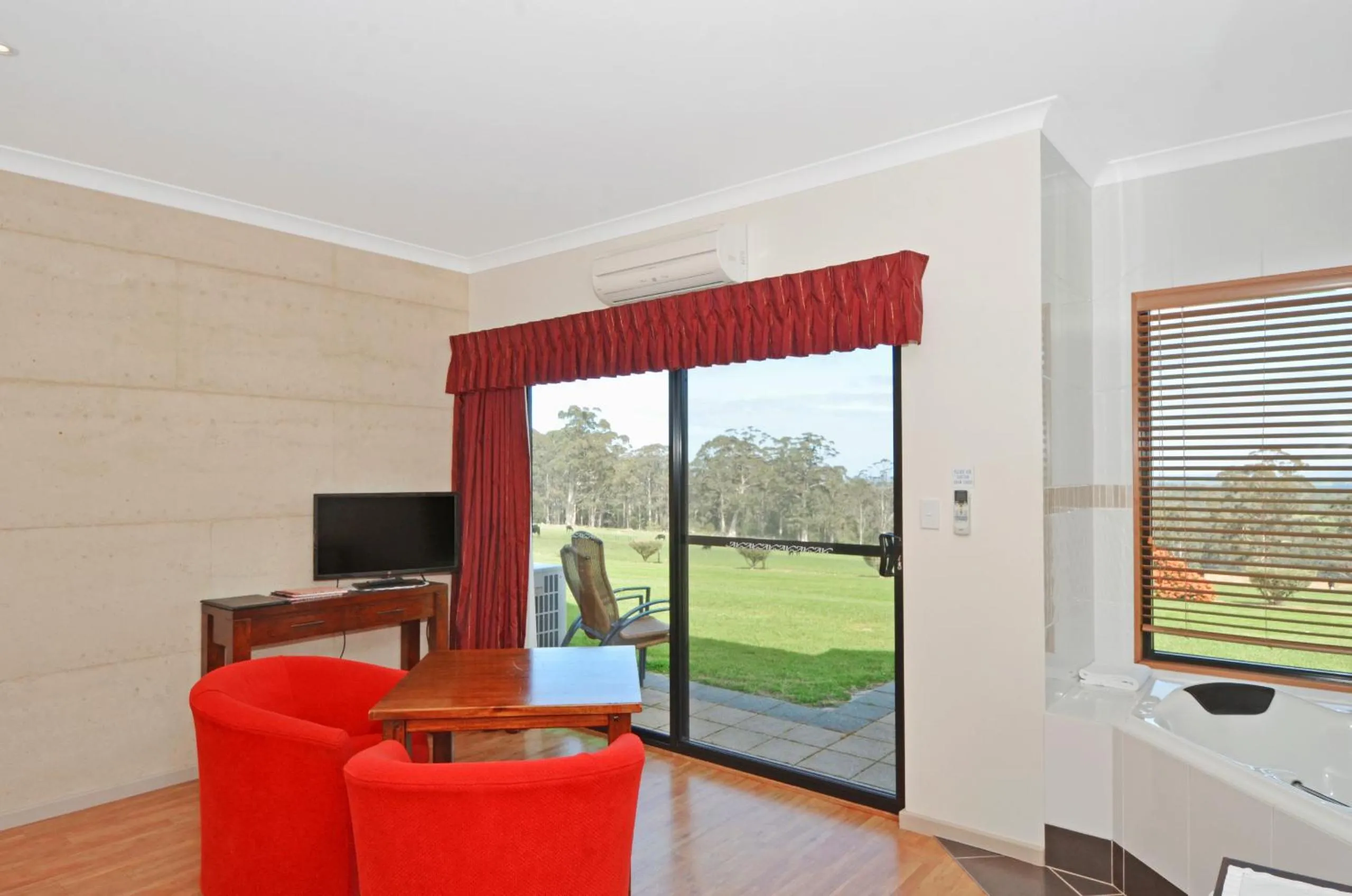 TV and multimedia in Sensational Heights Bed & Breakfast