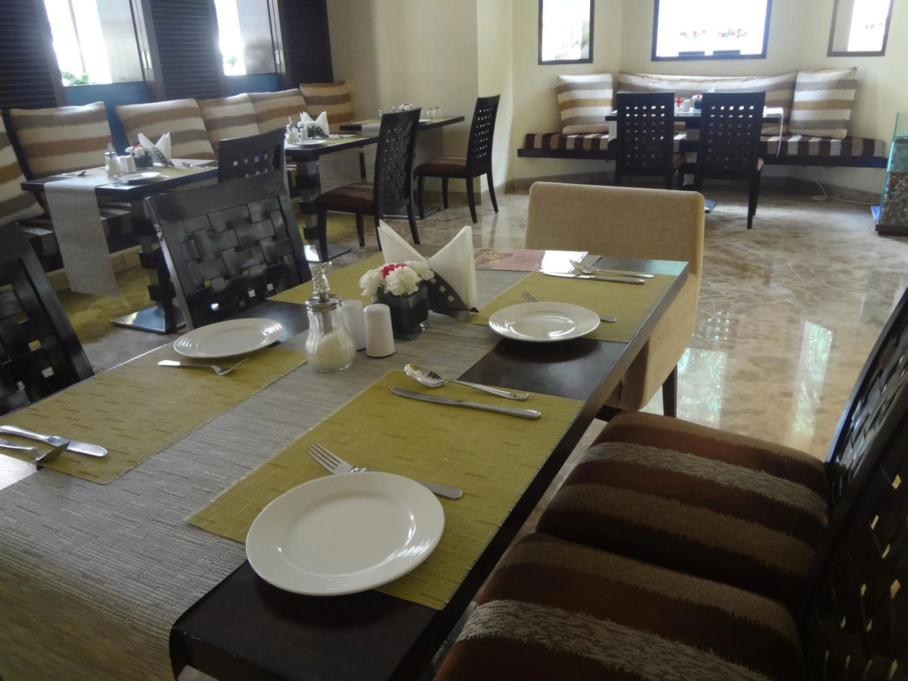 Restaurant/places to eat in Ascot Hotel