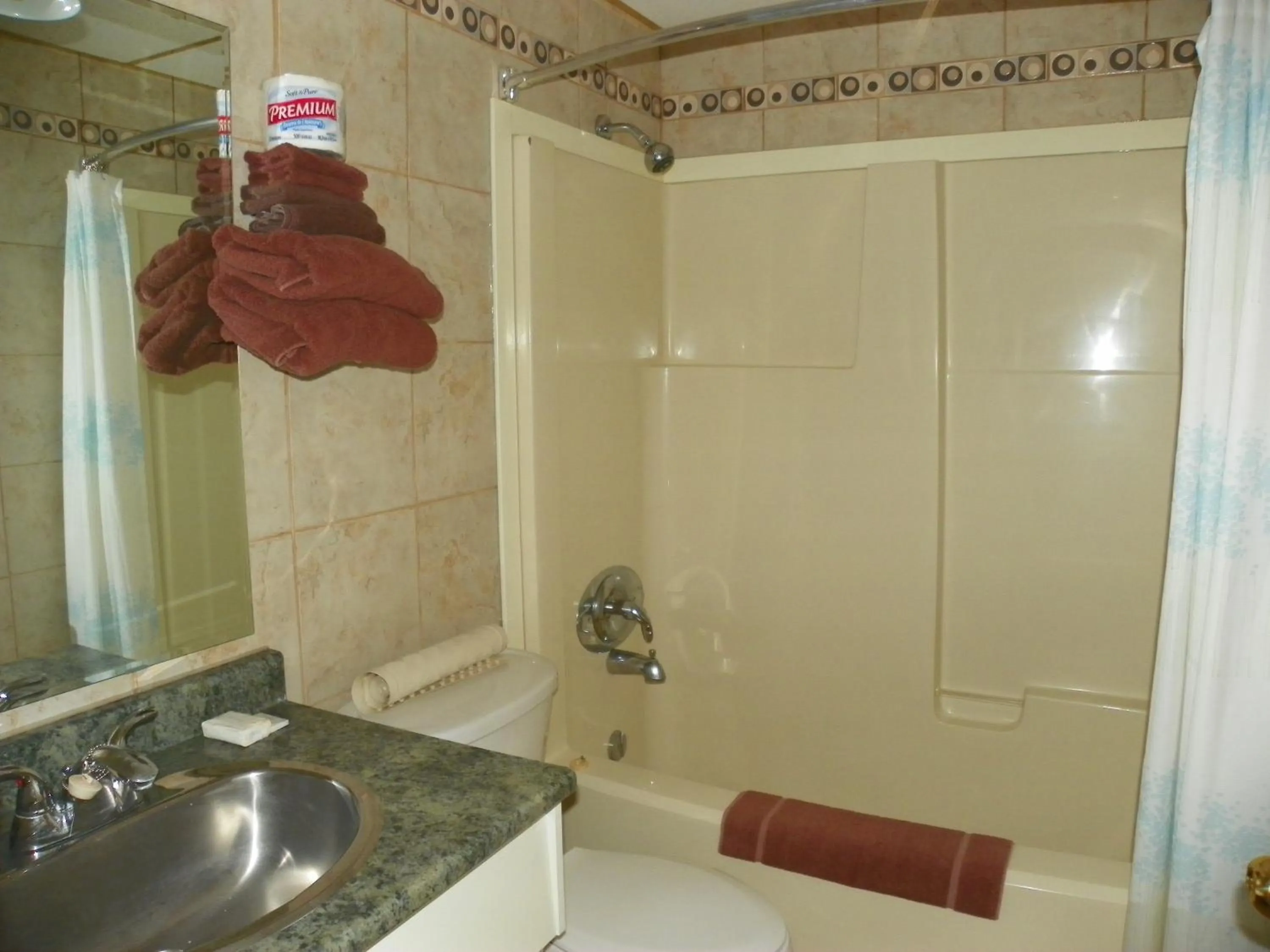 Shower, Bathroom in High Country Inn