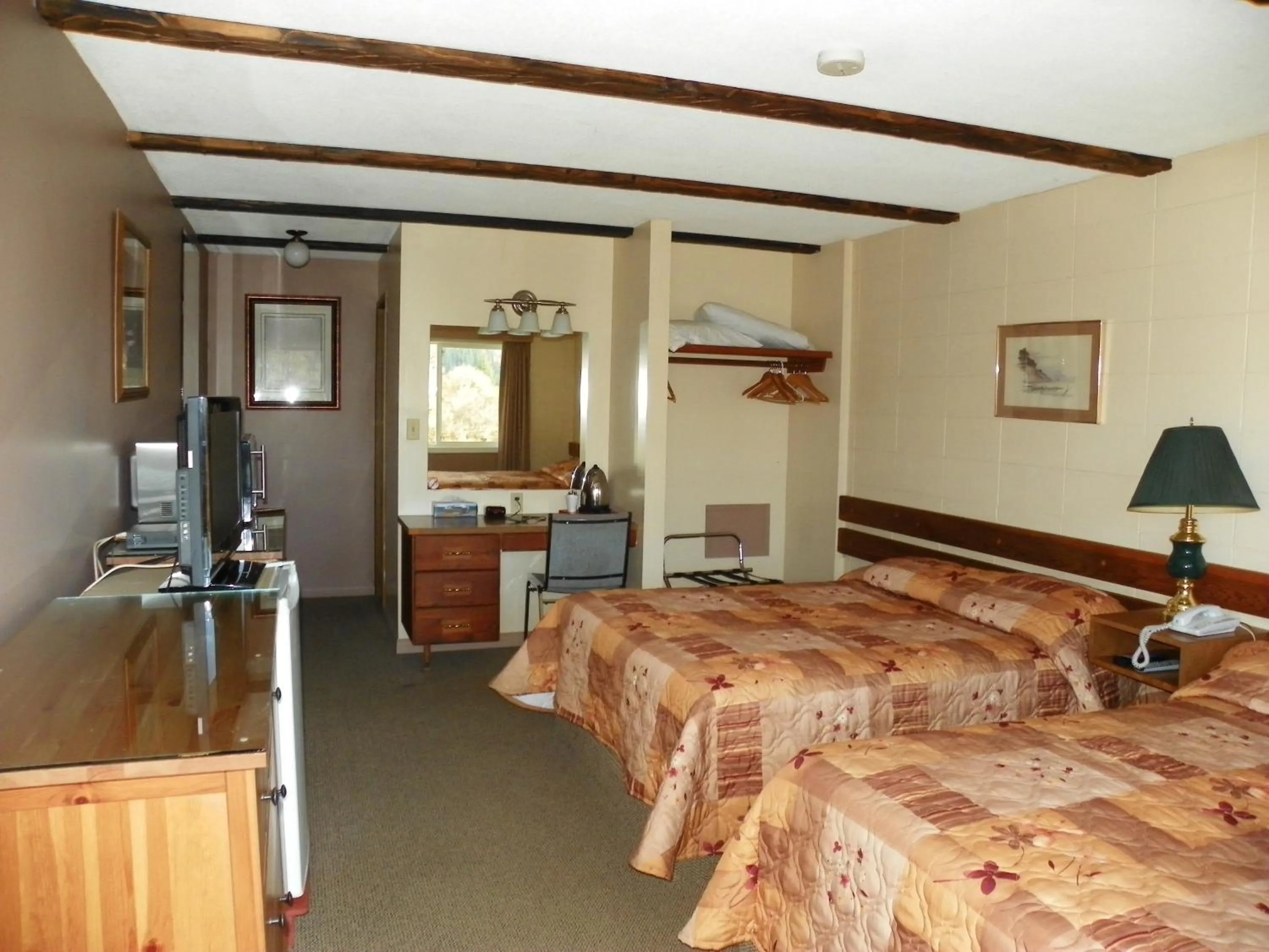 Photo of the whole room in High Country Inn