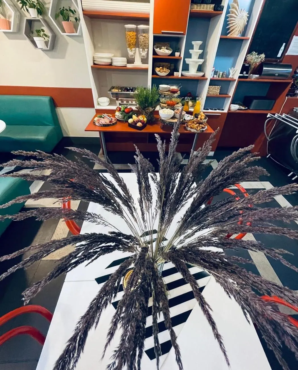 Restaurant/places to eat in Alba Hotel