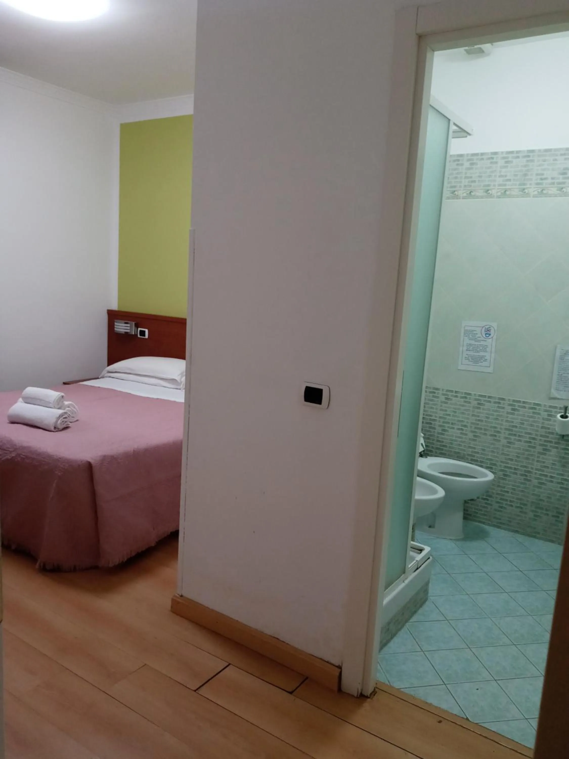 Shower, Bed in La Casa Dell'Arte