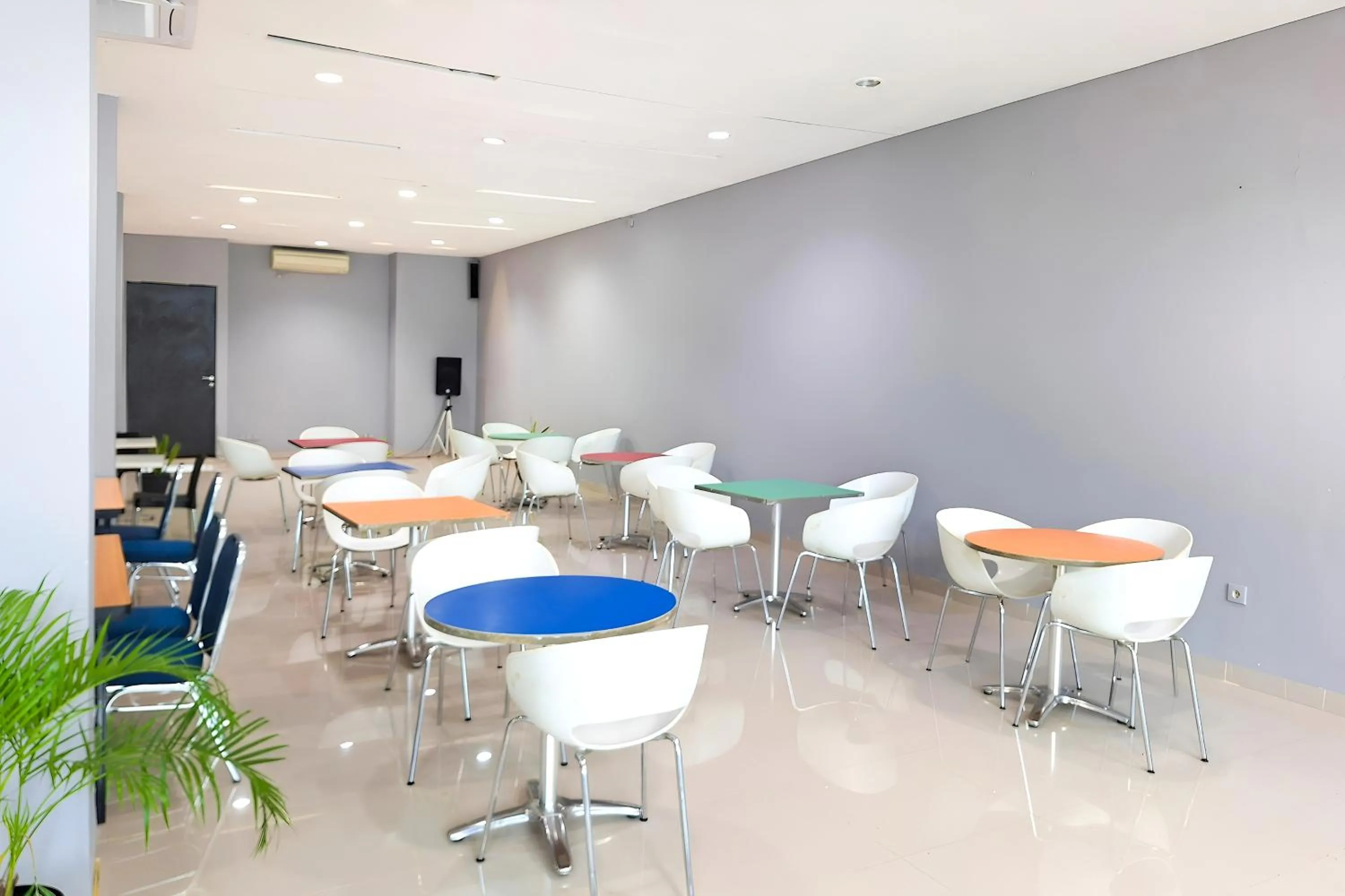 Restaurant/places to eat in Amaris Hotel Panakkukang