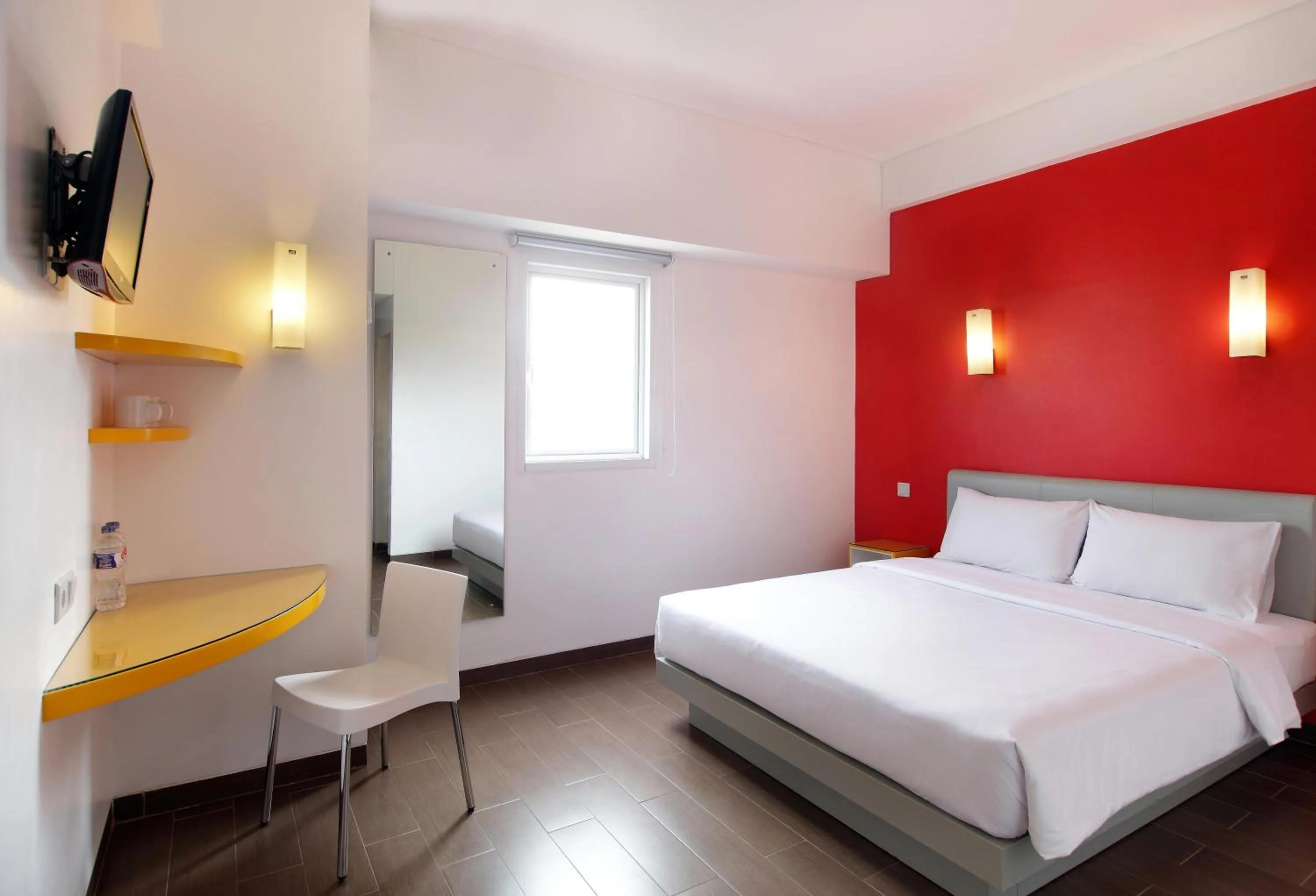 Bedroom, Bed in Amaris Hotel Panakkukang