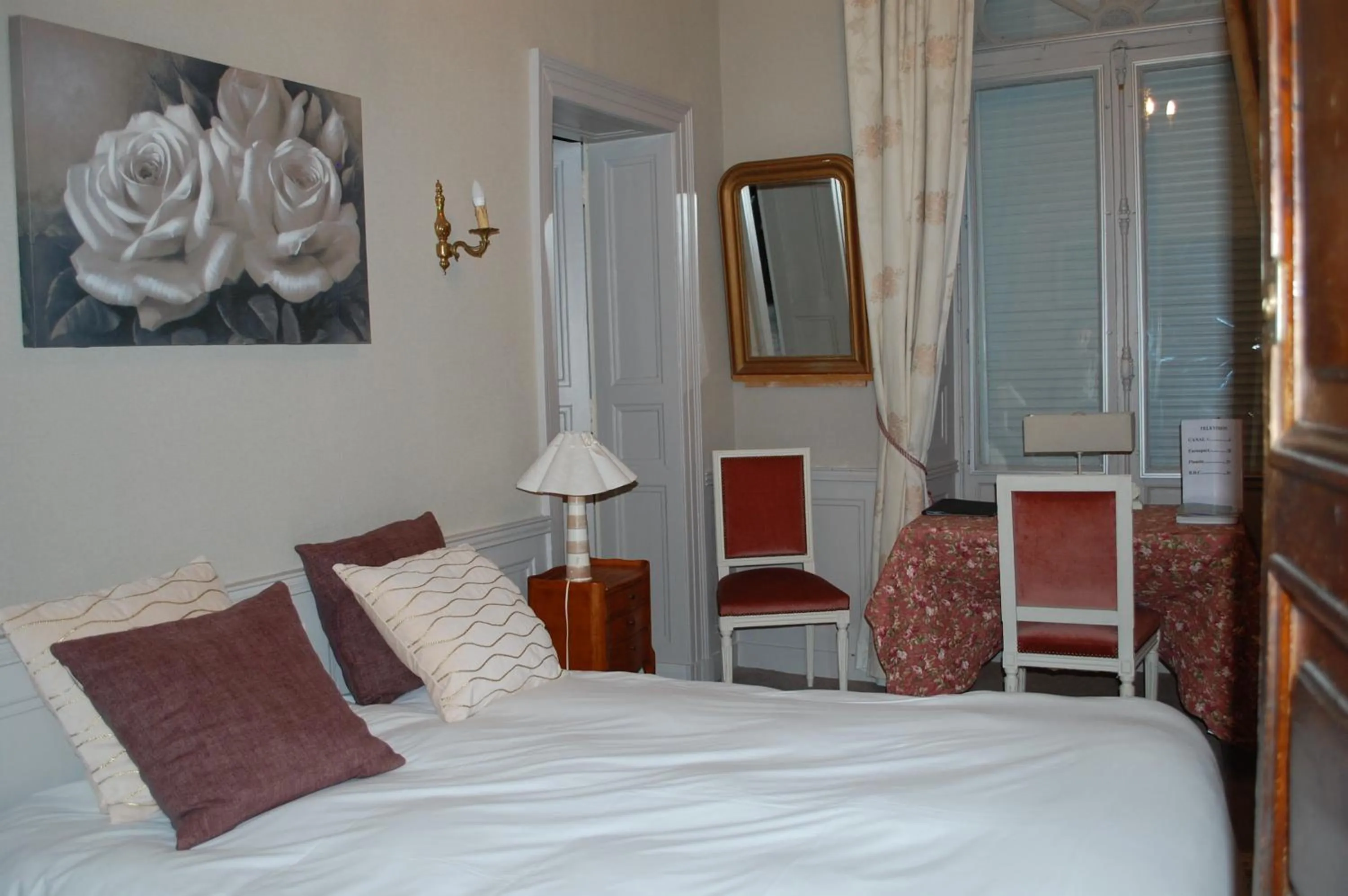 Bed in Logis Hotel L'europe