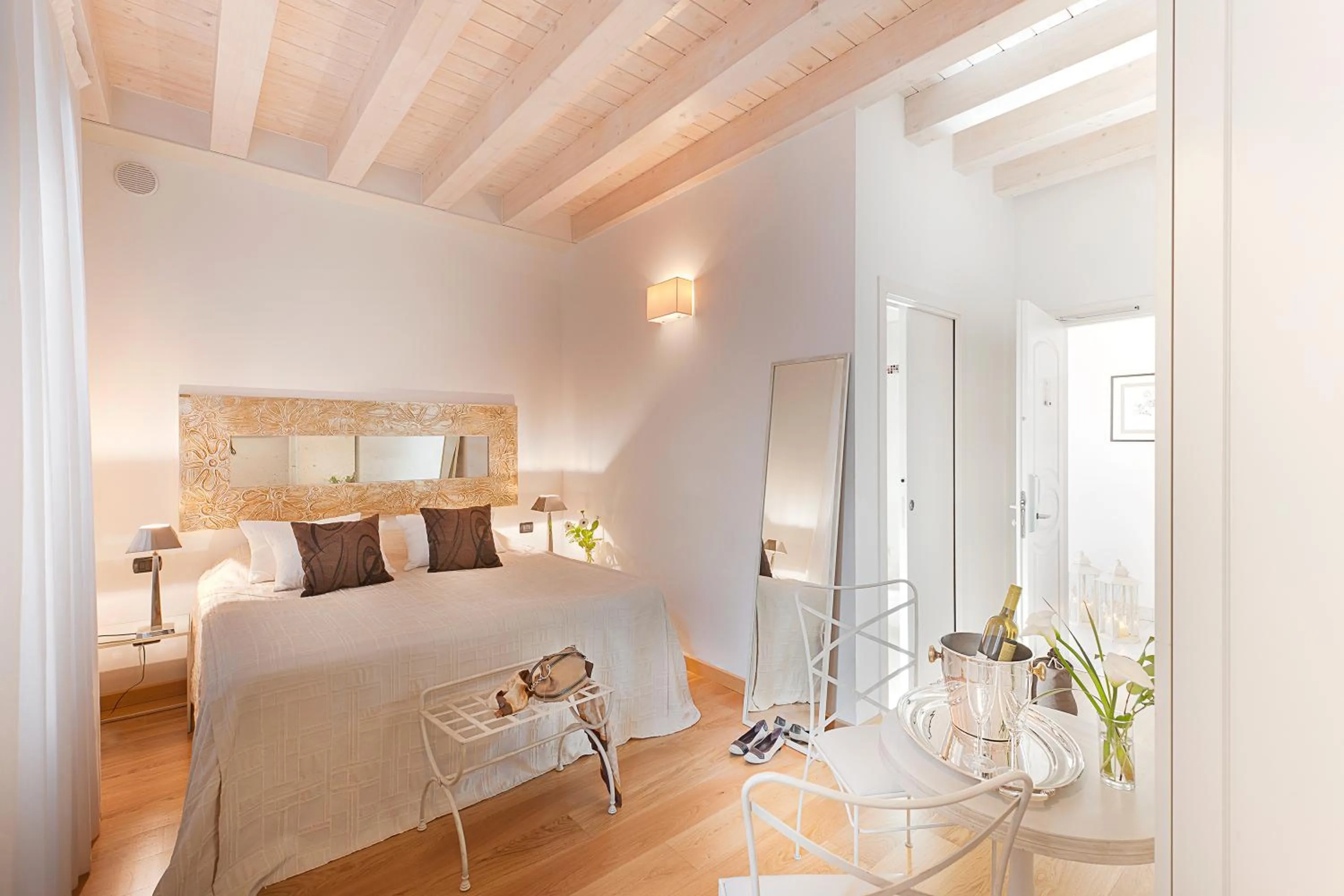 Photo of the whole room, Bed in Gallery Room