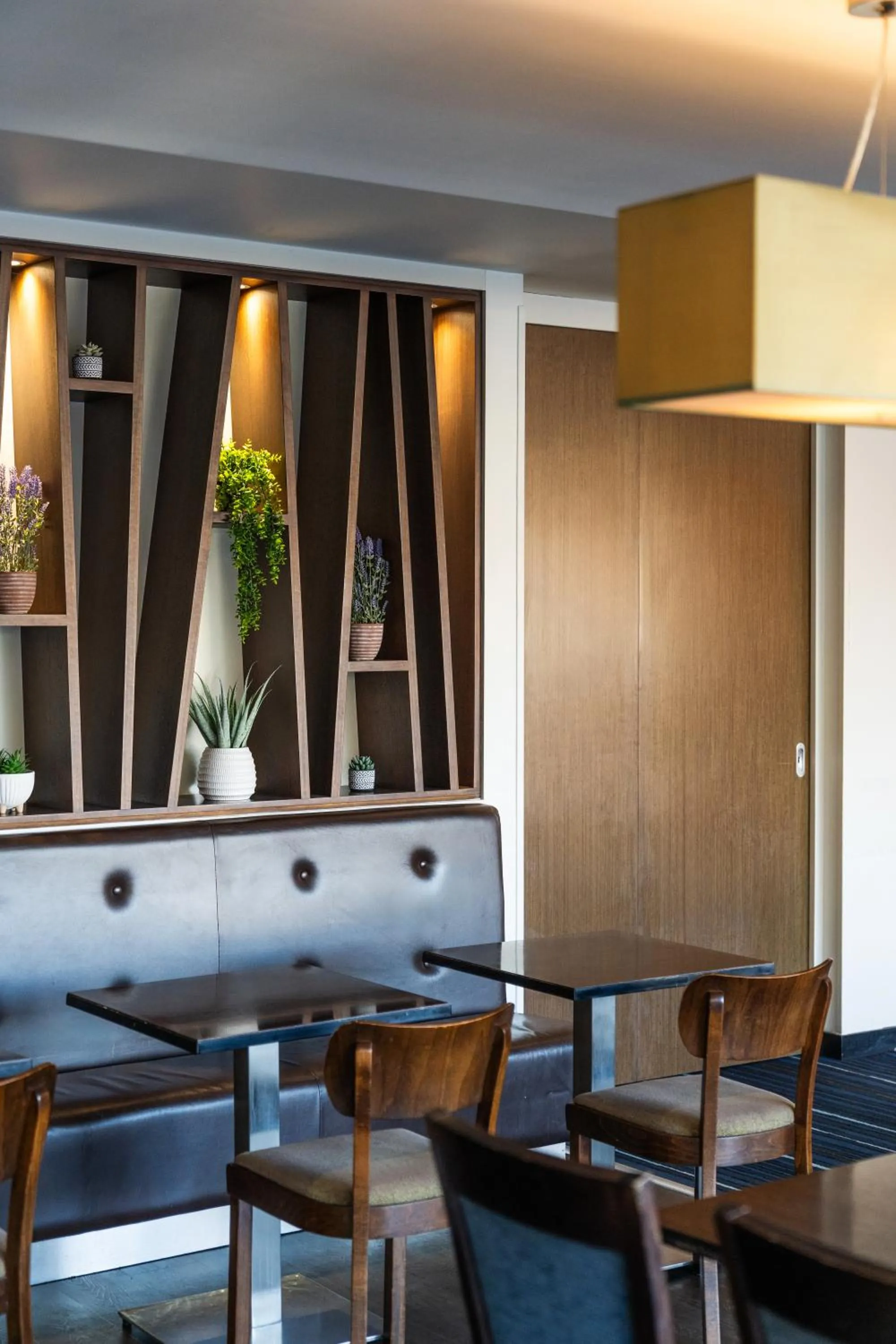 Restaurant/places to eat in Holiday Inn Express Cambridge Duxford M11 Jct 10, an IHG Hotel