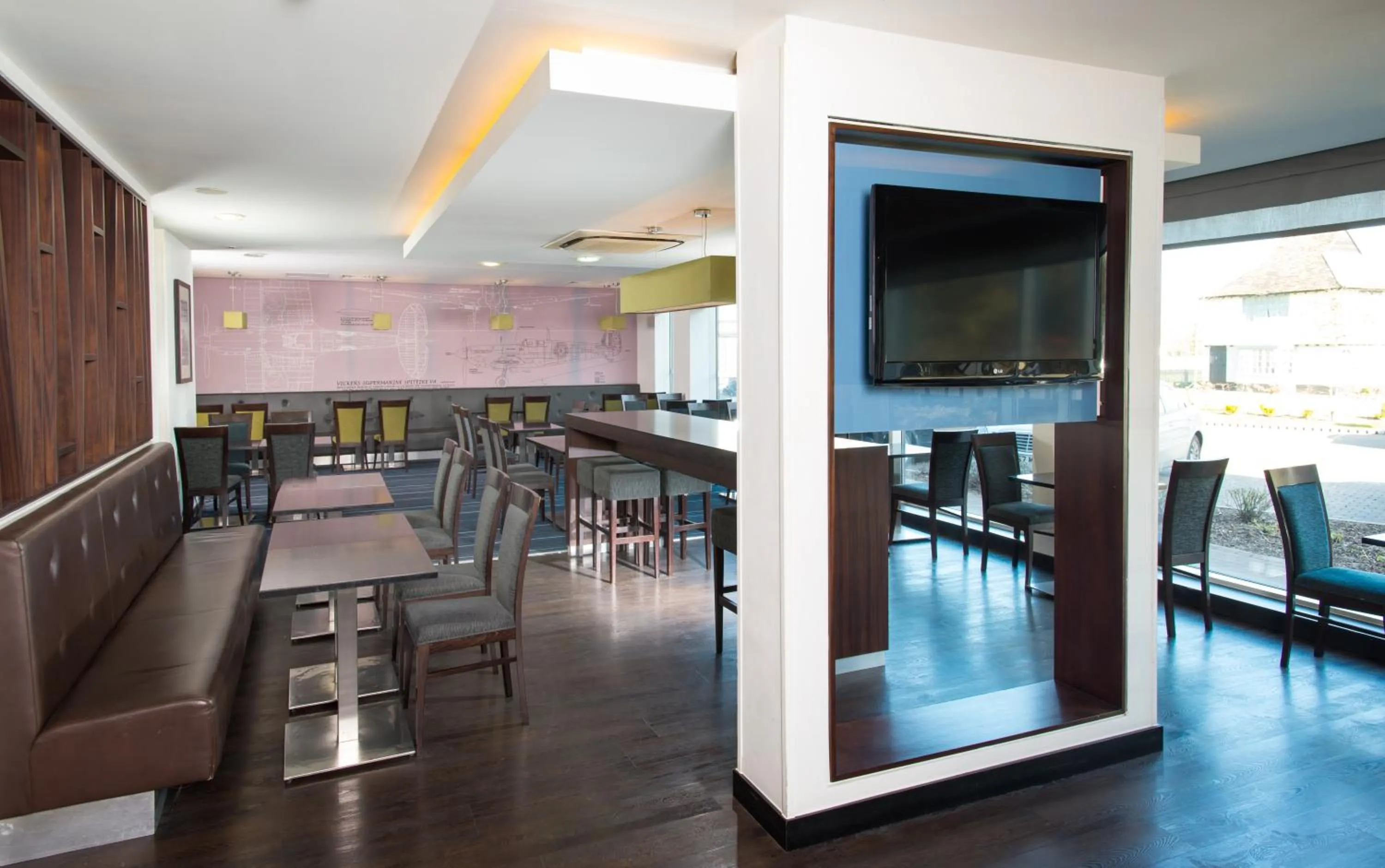 Lounge or bar in Holiday Inn Express Cambridge Duxford M11 Jct 10, an IHG Hotel