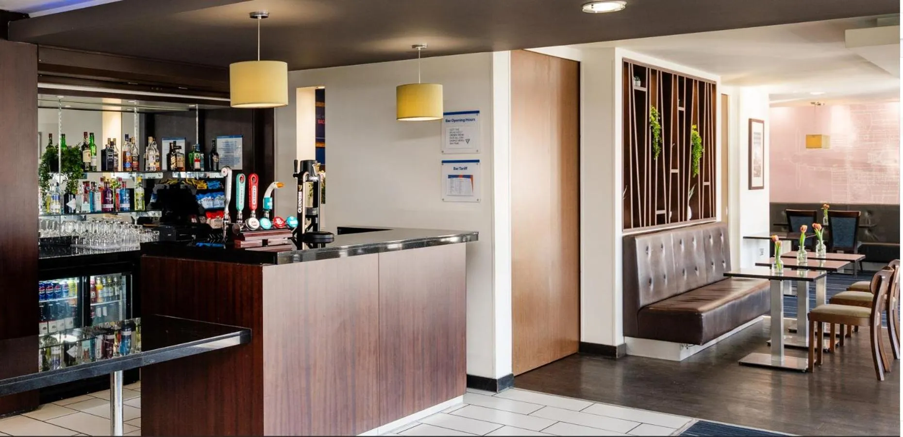 Lounge or bar in Holiday Inn Express Cambridge Duxford M11 Jct 10, an IHG Hotel