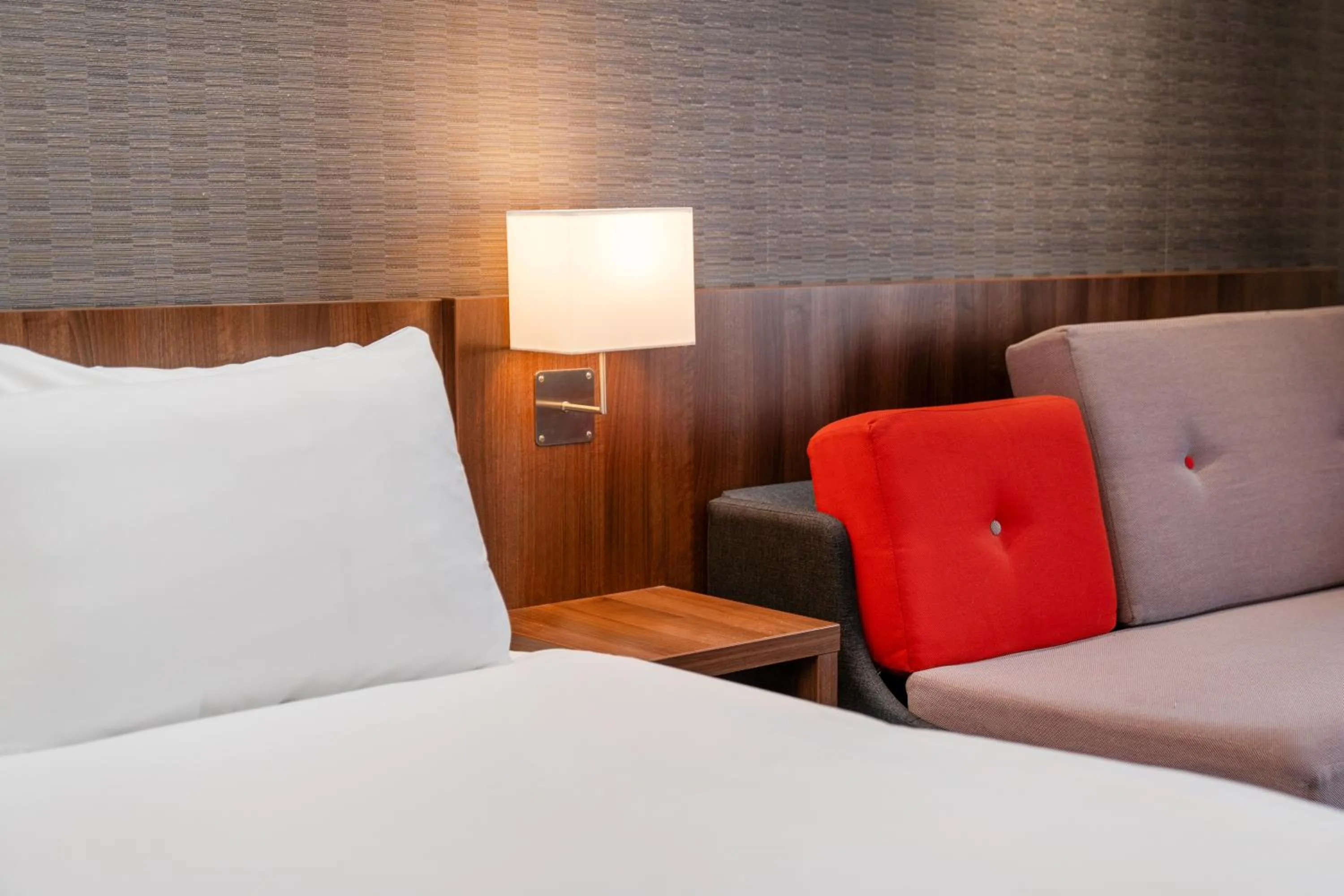 Bed in Holiday Inn Express Cambridge Duxford M11 Jct 10, an IHG Hotel