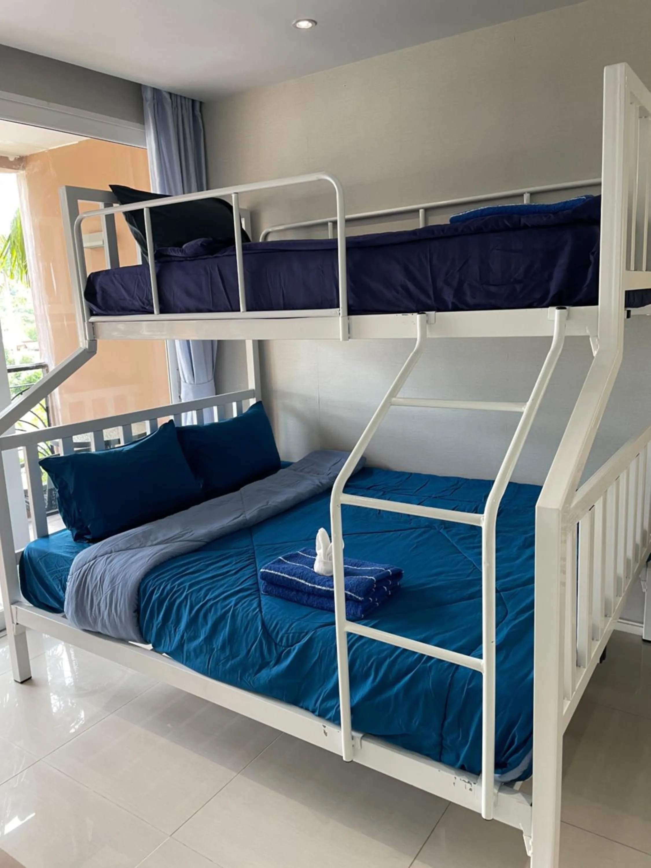 Living room, Bed in Atlantis Condo Resort Jomtien TLH