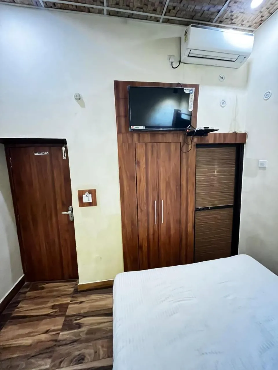 TV and multimedia, Bed in Luxmi Hotel