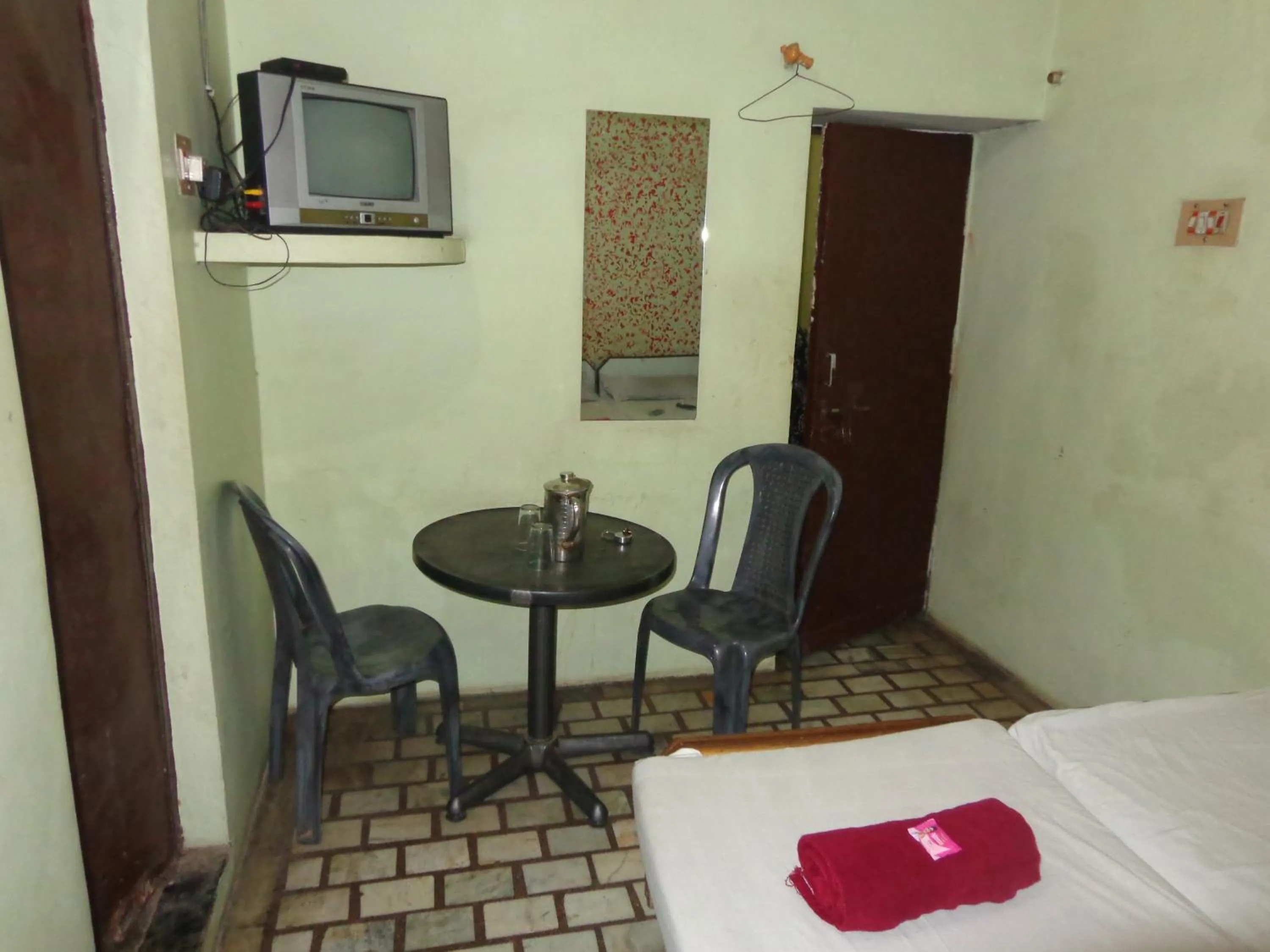 TV and multimedia, Bed in Luxmi Hotel