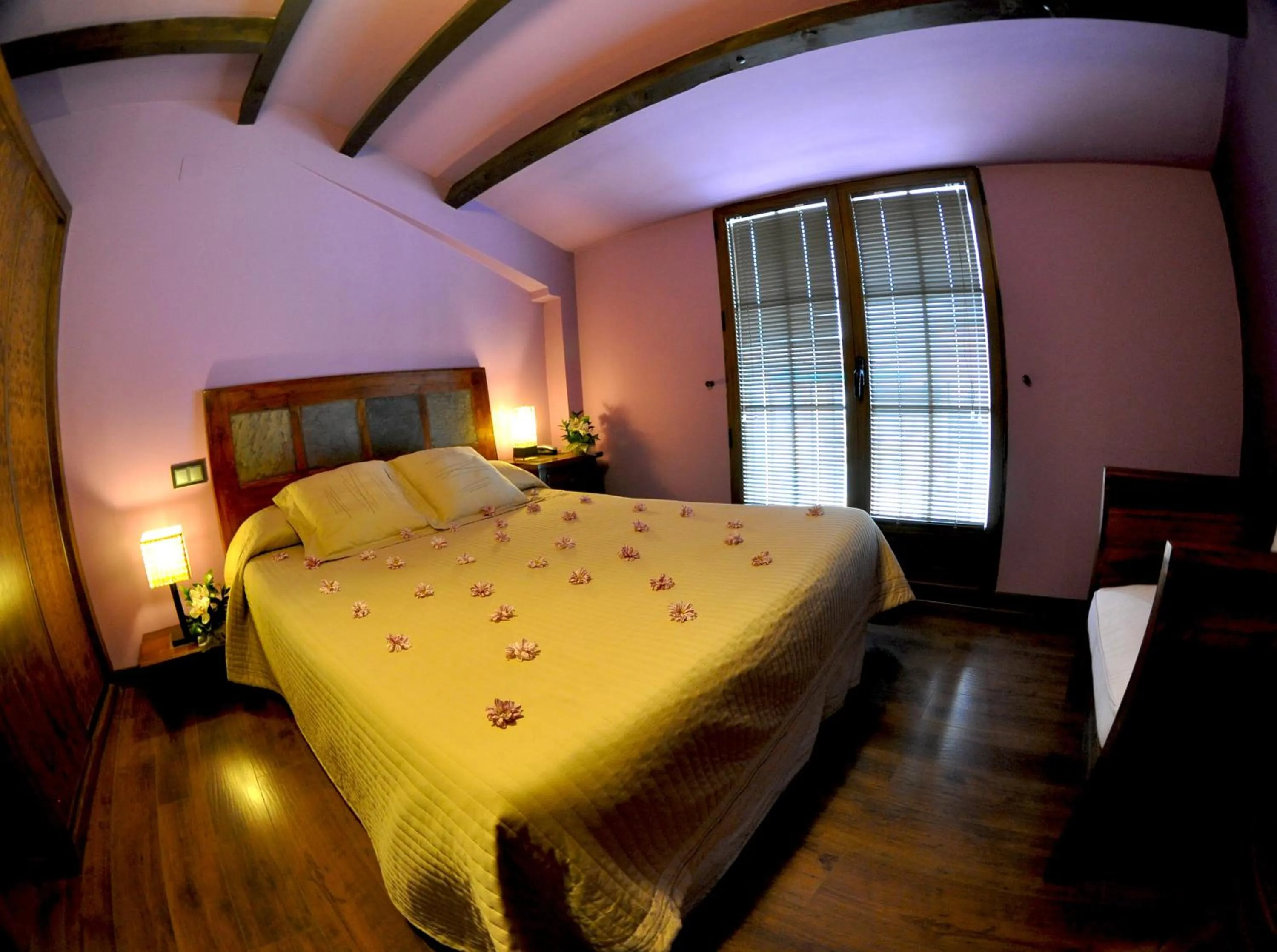 Photo of the whole room in La Posada del Casar