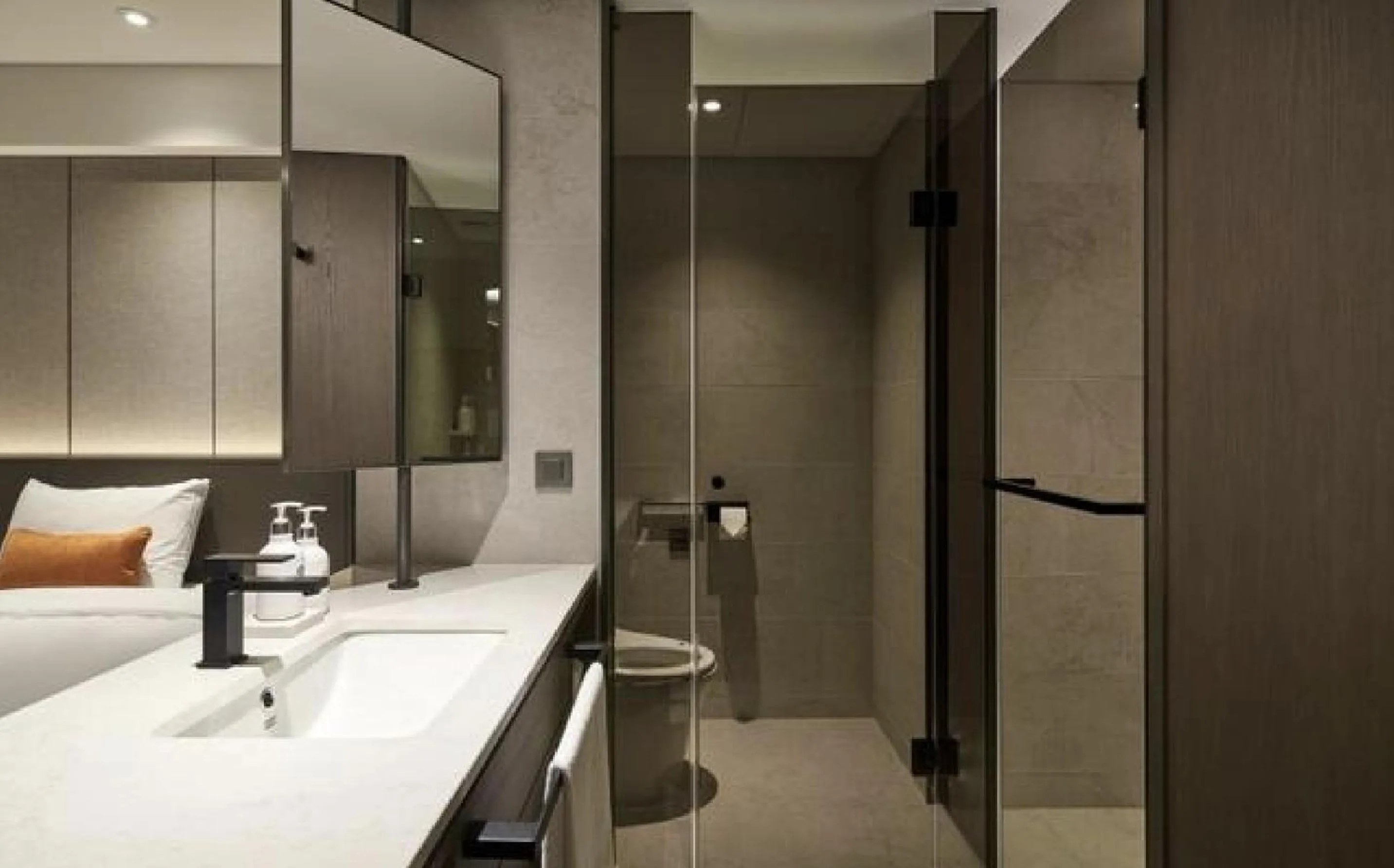 Toilet, Bed in Hotel Interburgo Exco