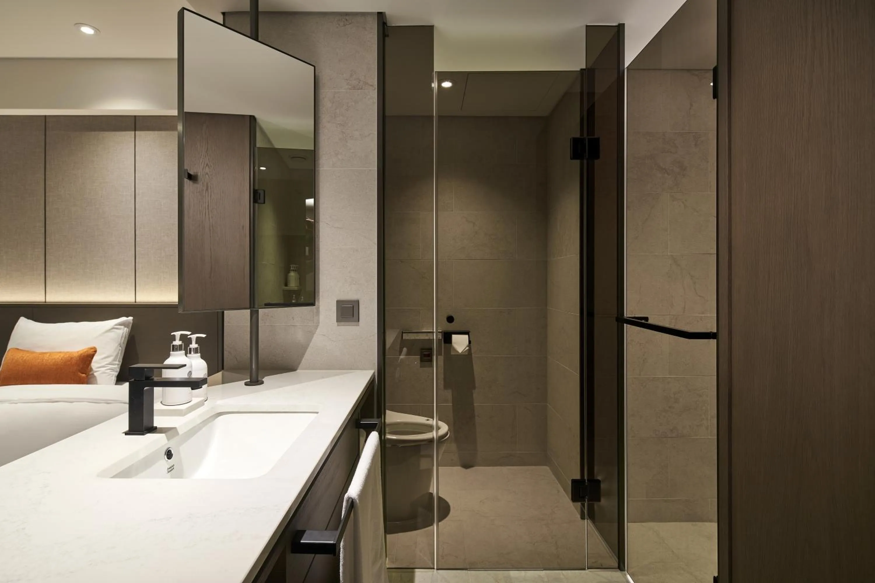 Toilet, Bed in Hotel Interburgo Exco