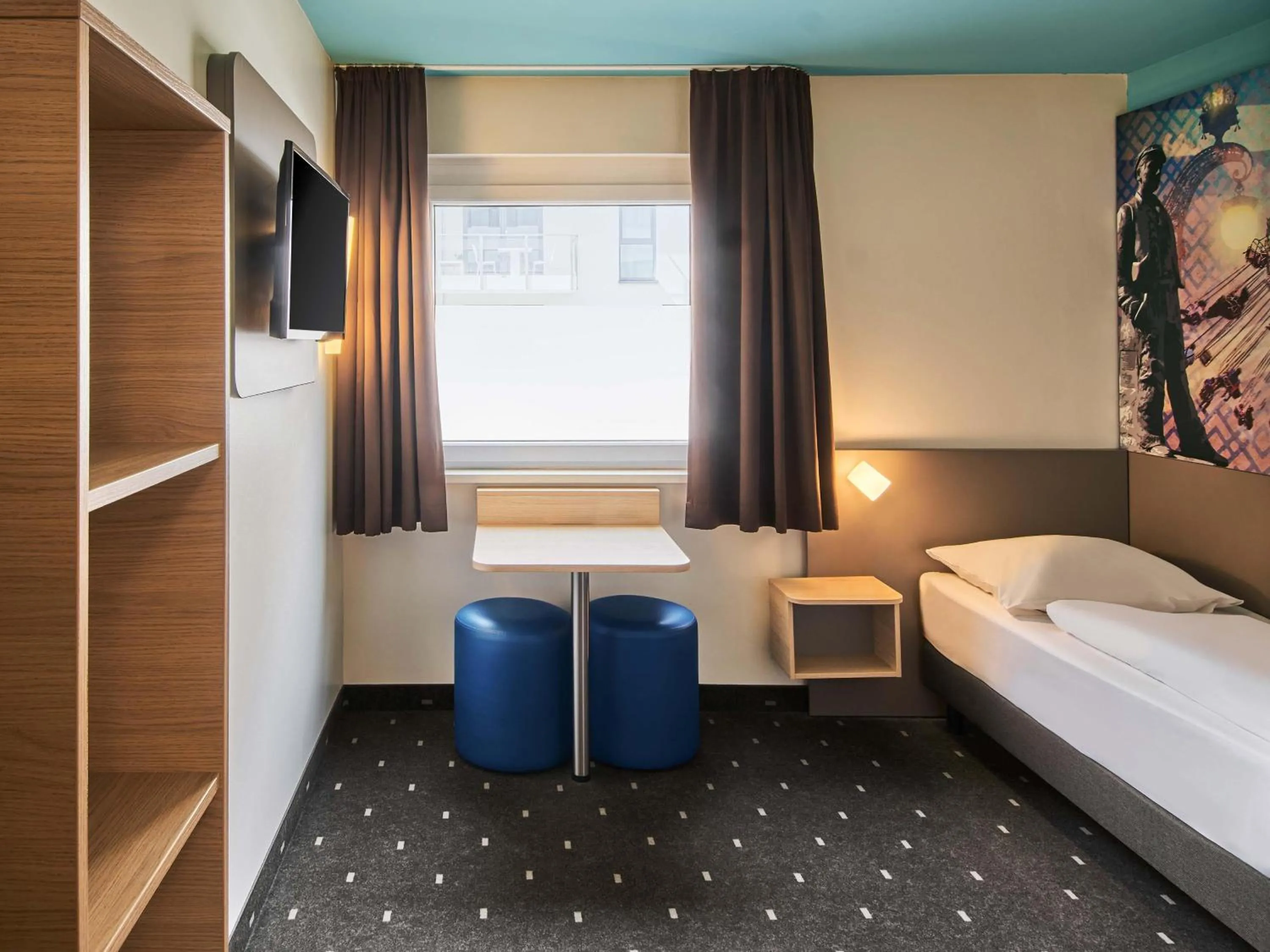 Photo of the whole room, Bed in B&B Hotel Darmstadt