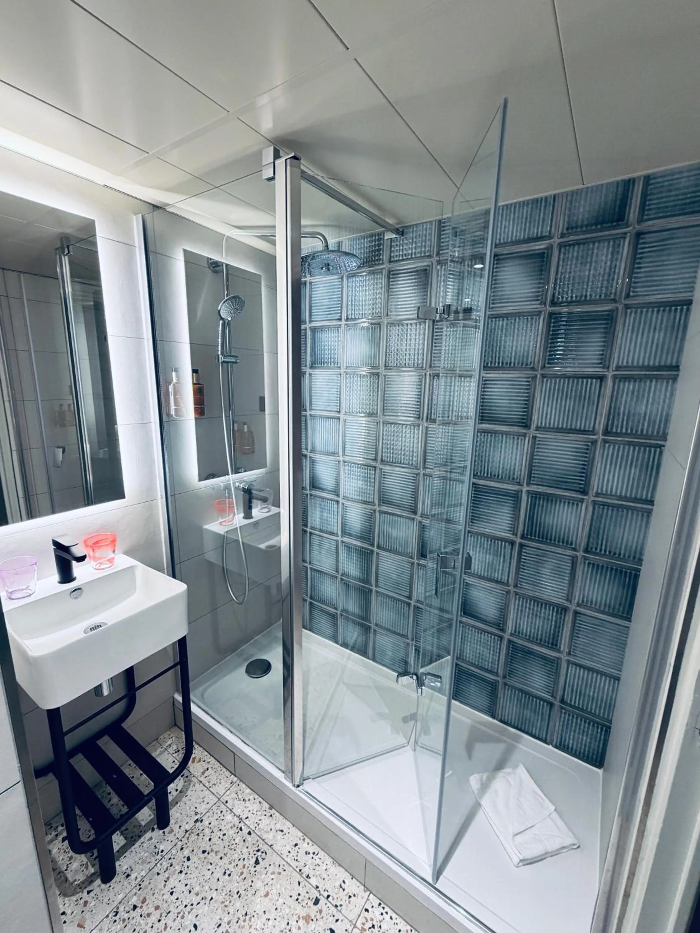 Bathroom in Hôtel de L'Esperance