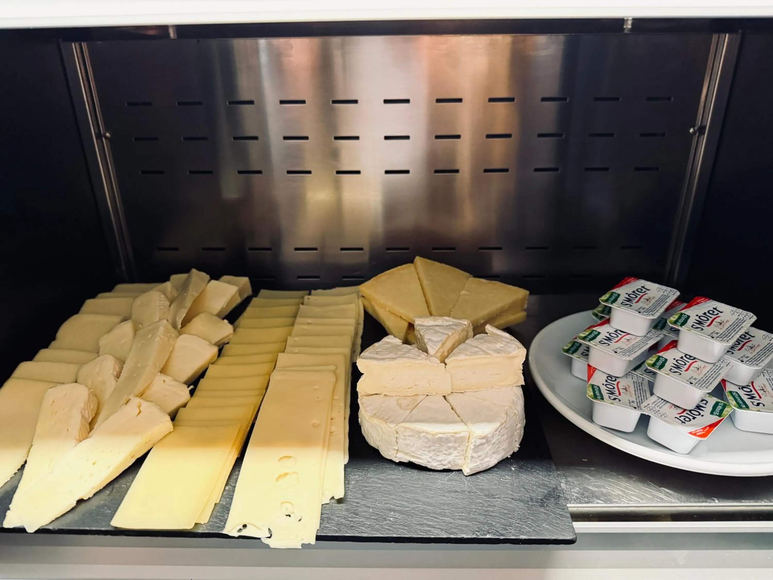 Buffet breakfast in Hôtel de L'Esperance