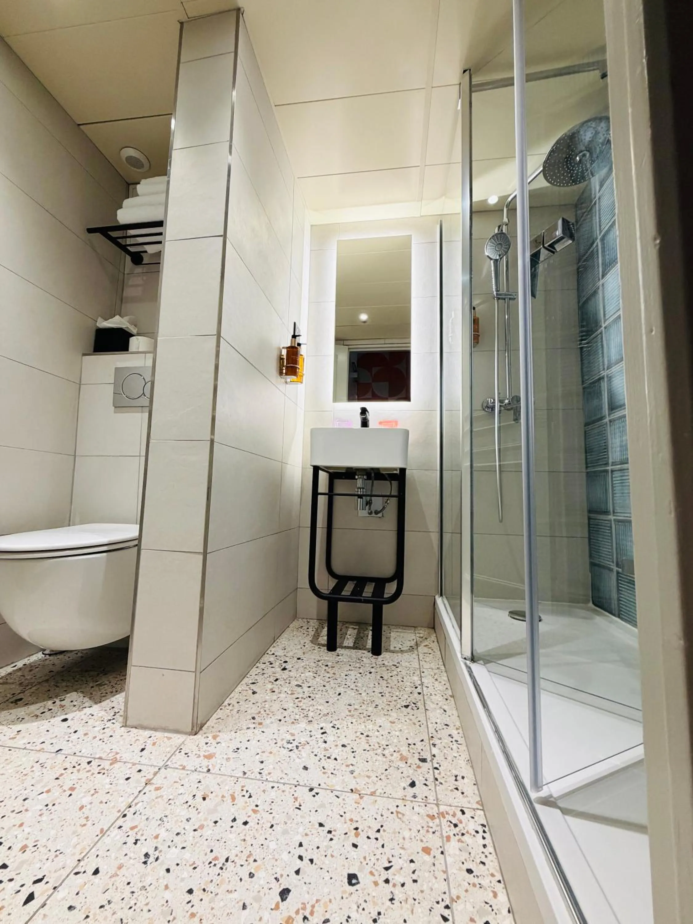 Shower in Hôtel de L'Esperance