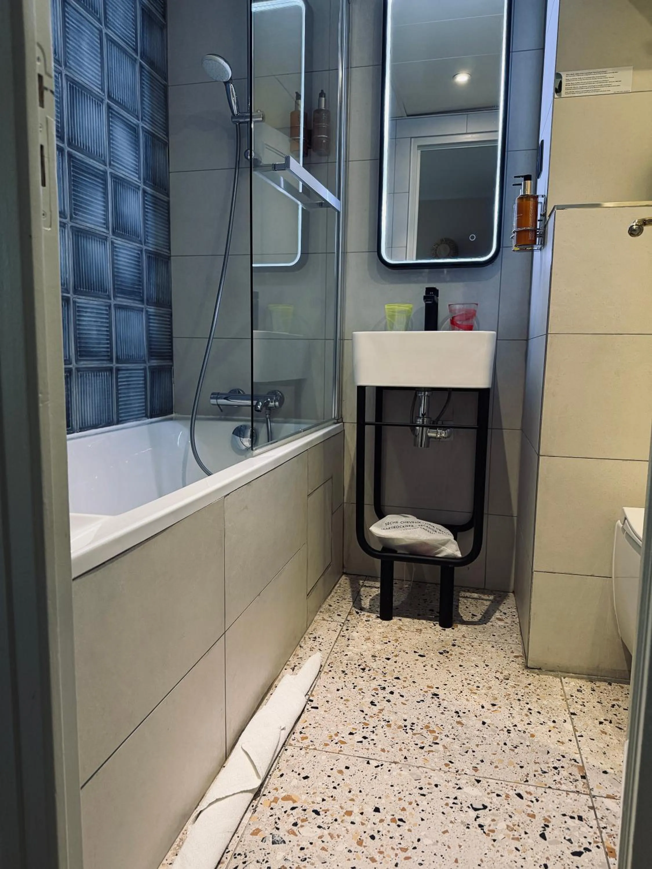 Bathroom in Hôtel de L'Esperance