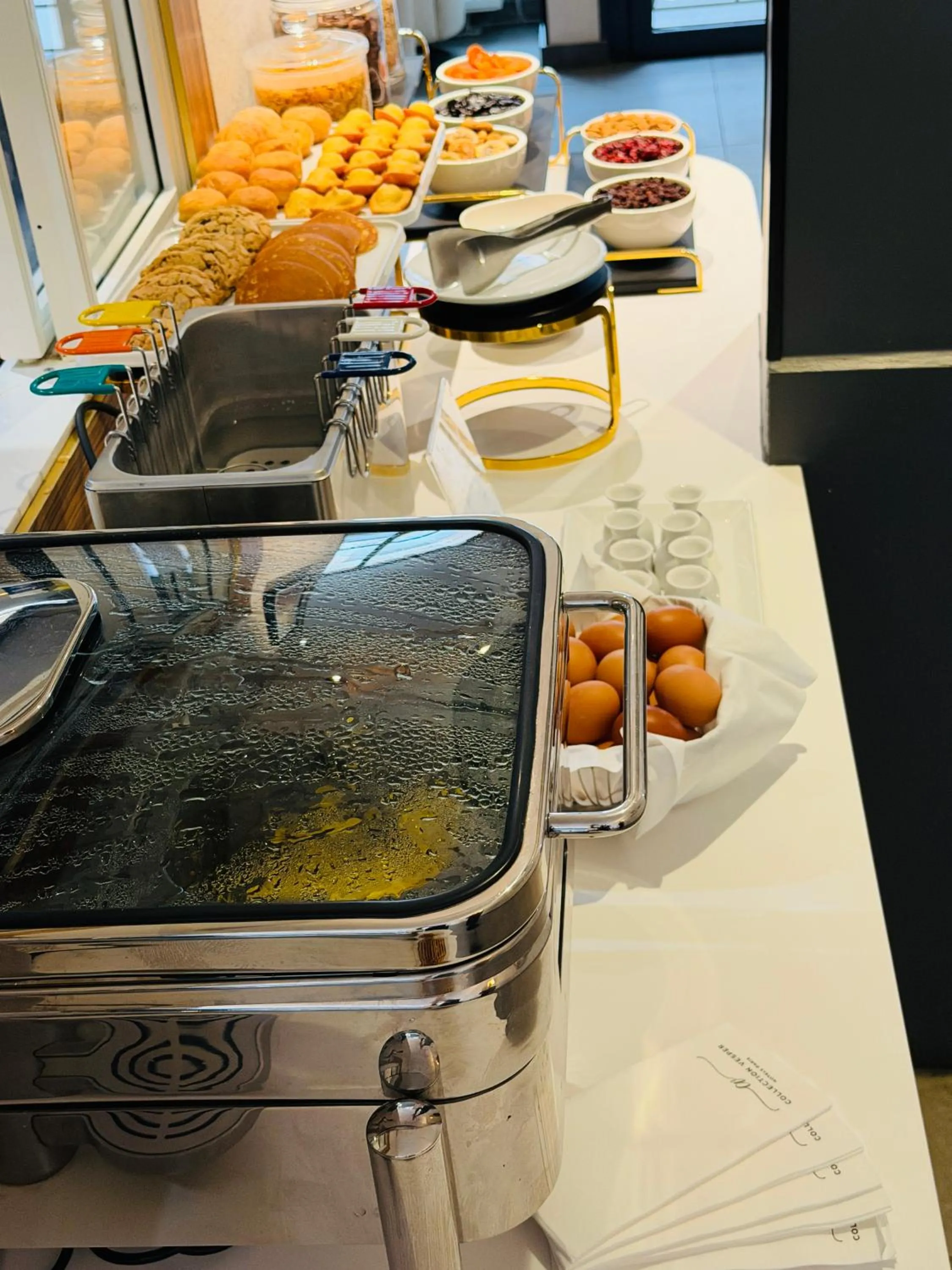 Buffet breakfast in Hôtel de L'Esperance