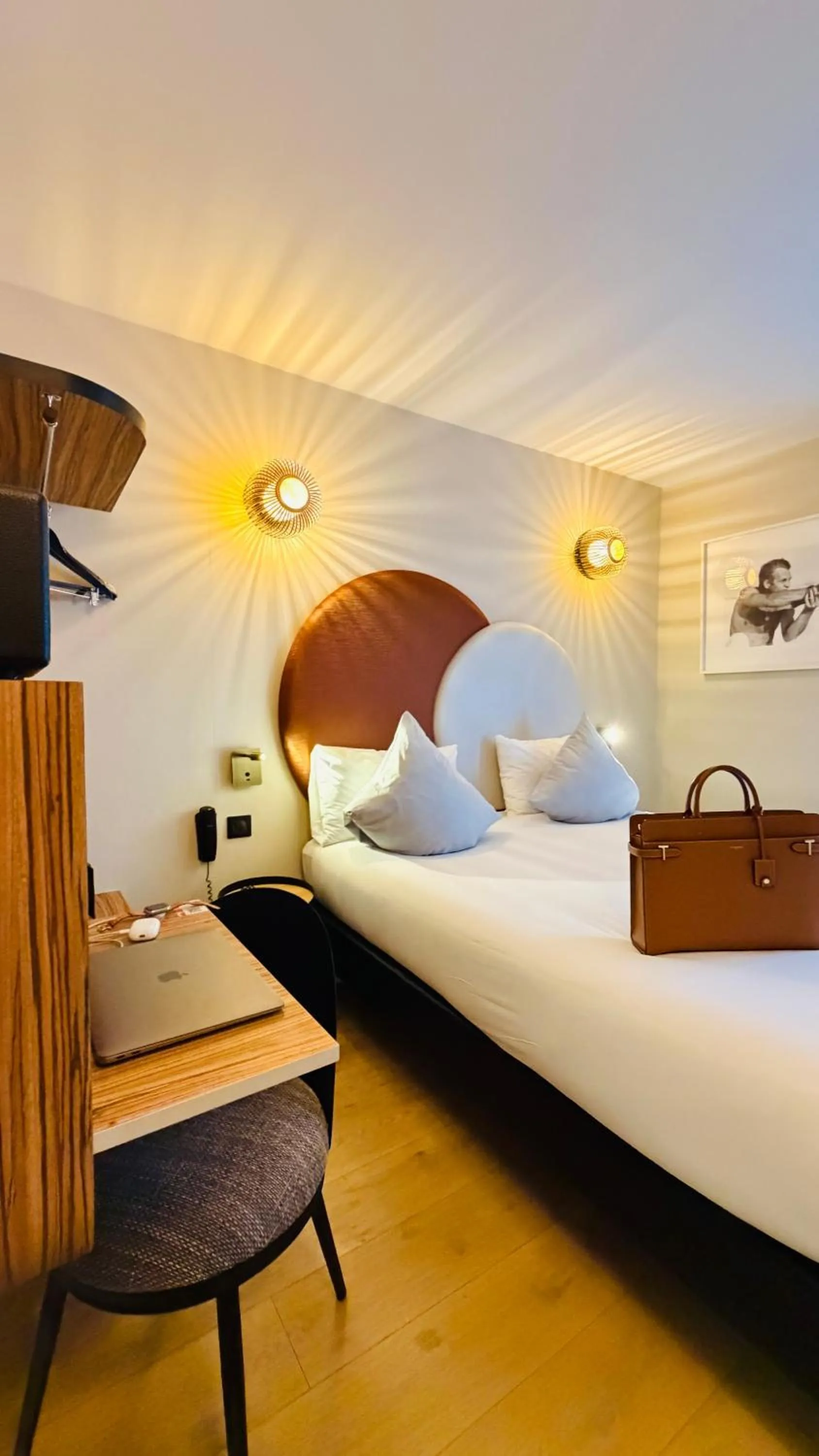 Bedroom, Bed in Hôtel de L'Esperance