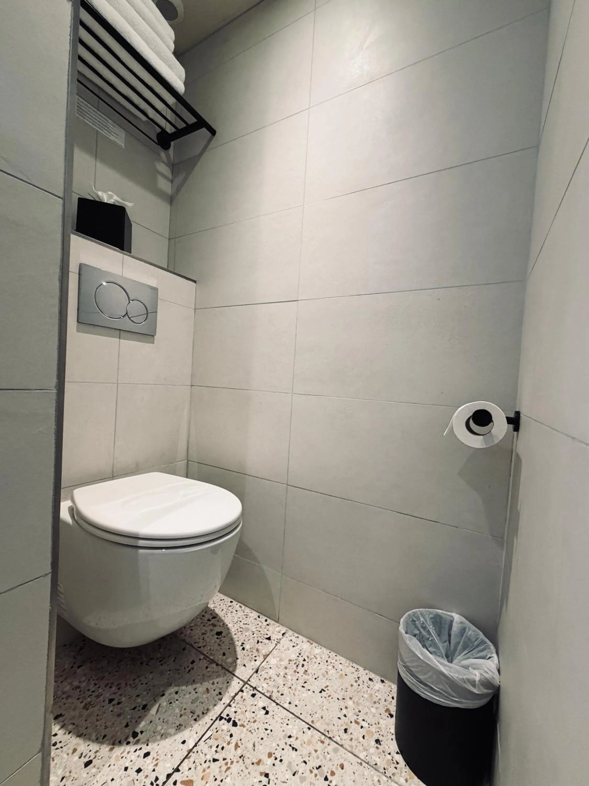 Toilet in Hôtel de L'Esperance