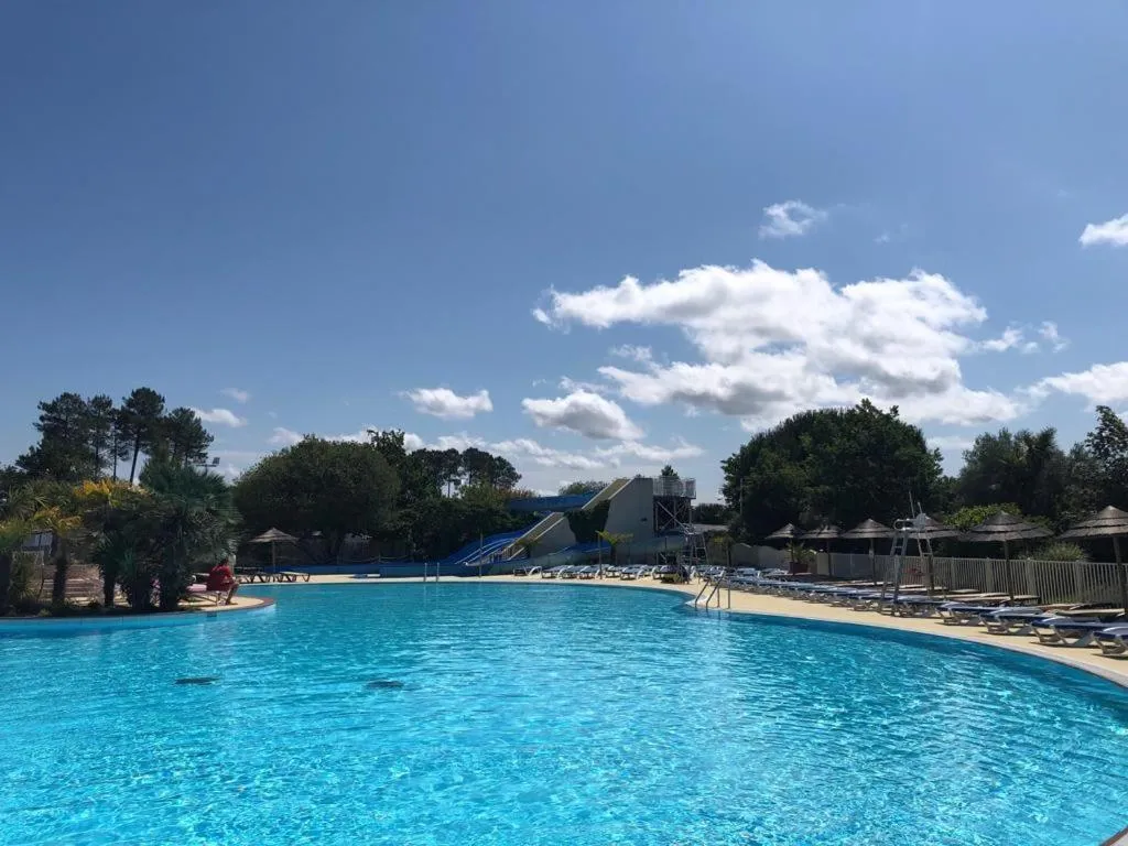 Swimming pool in MOBIL HOME 43 dans Camping 4 Etoiles