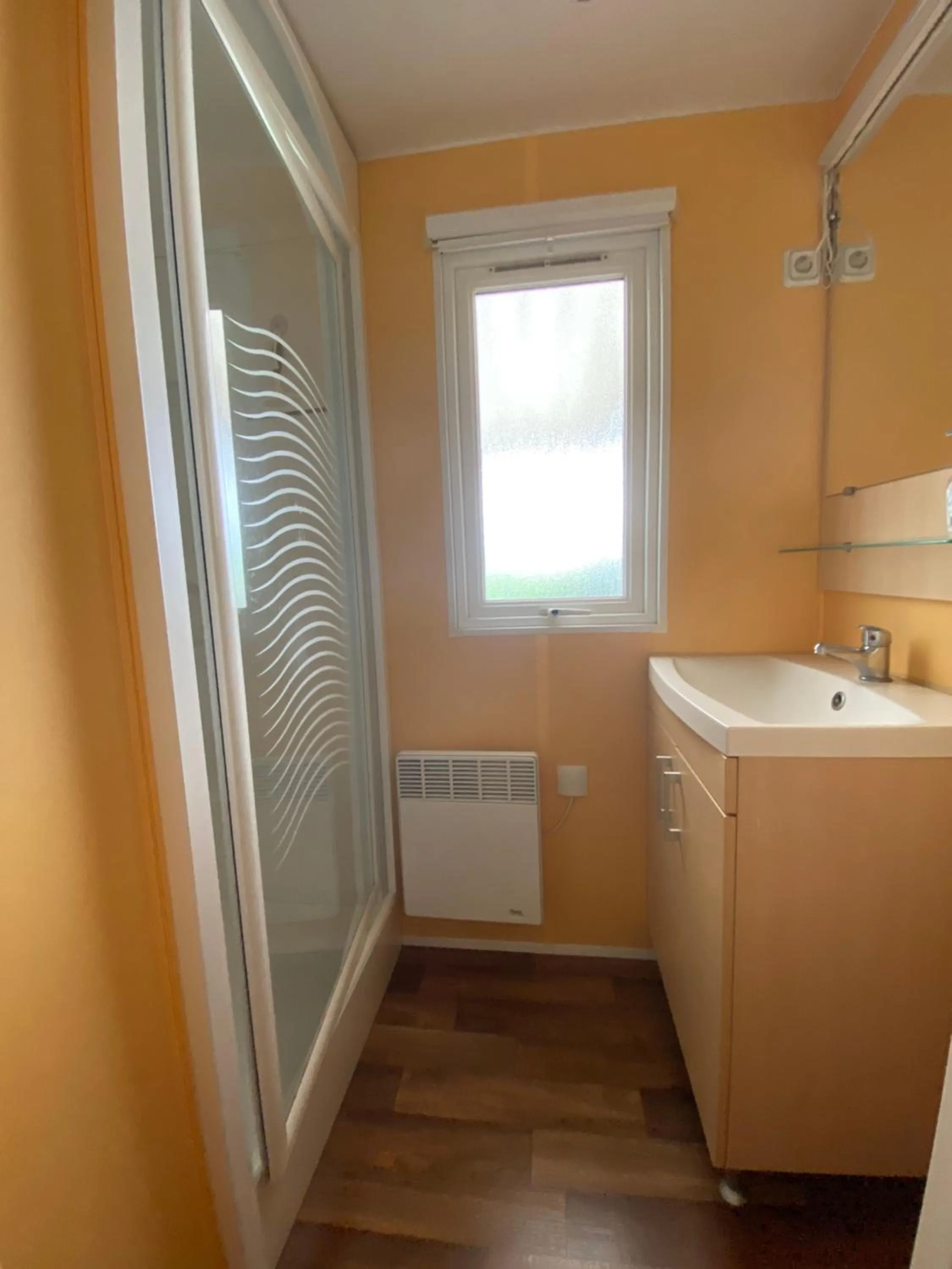 Shower in MOBIL HOME 43 dans Camping 4 Etoiles