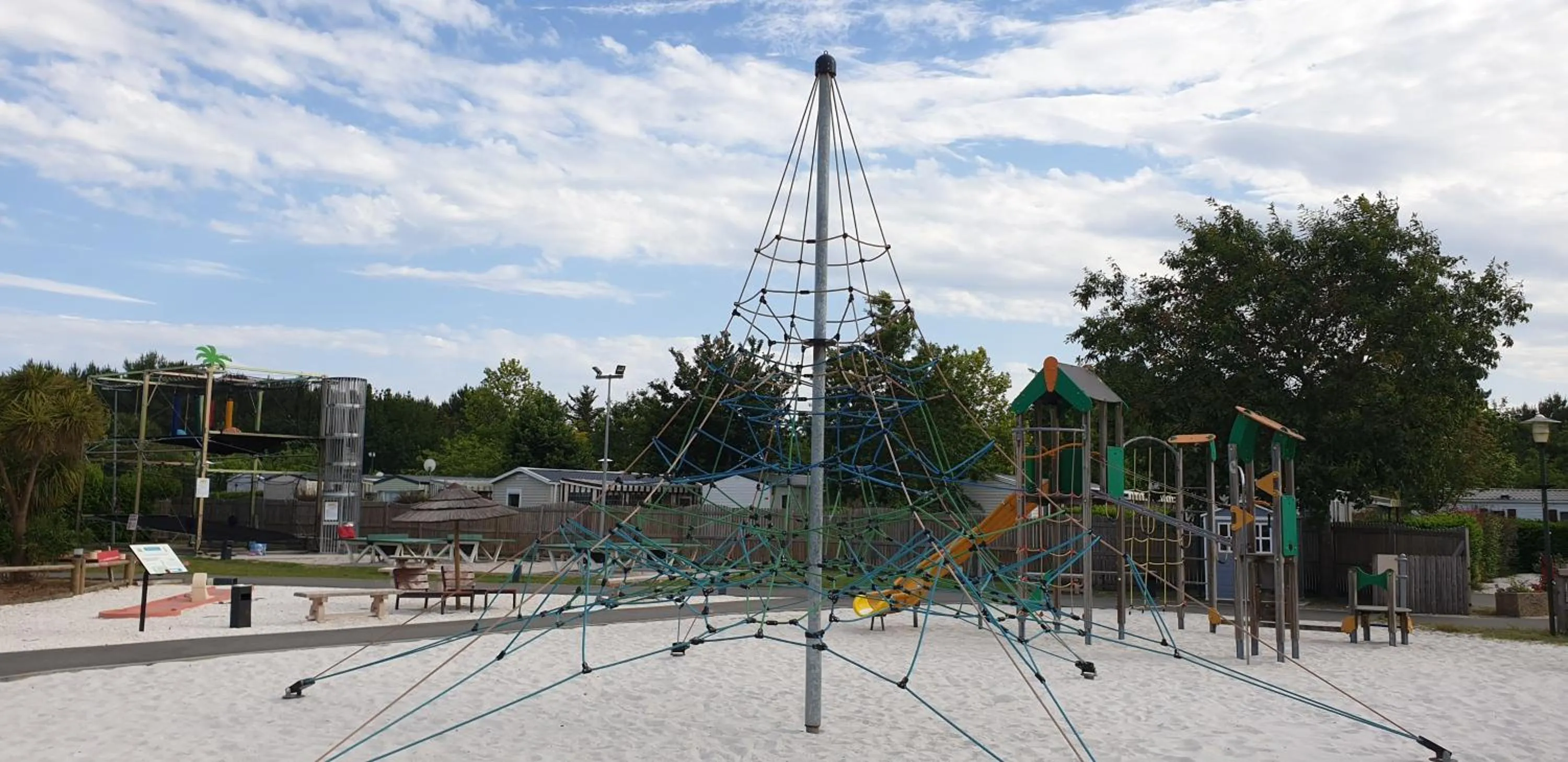 Children play ground in MOBIL HOME 43 dans Camping 4 Etoiles