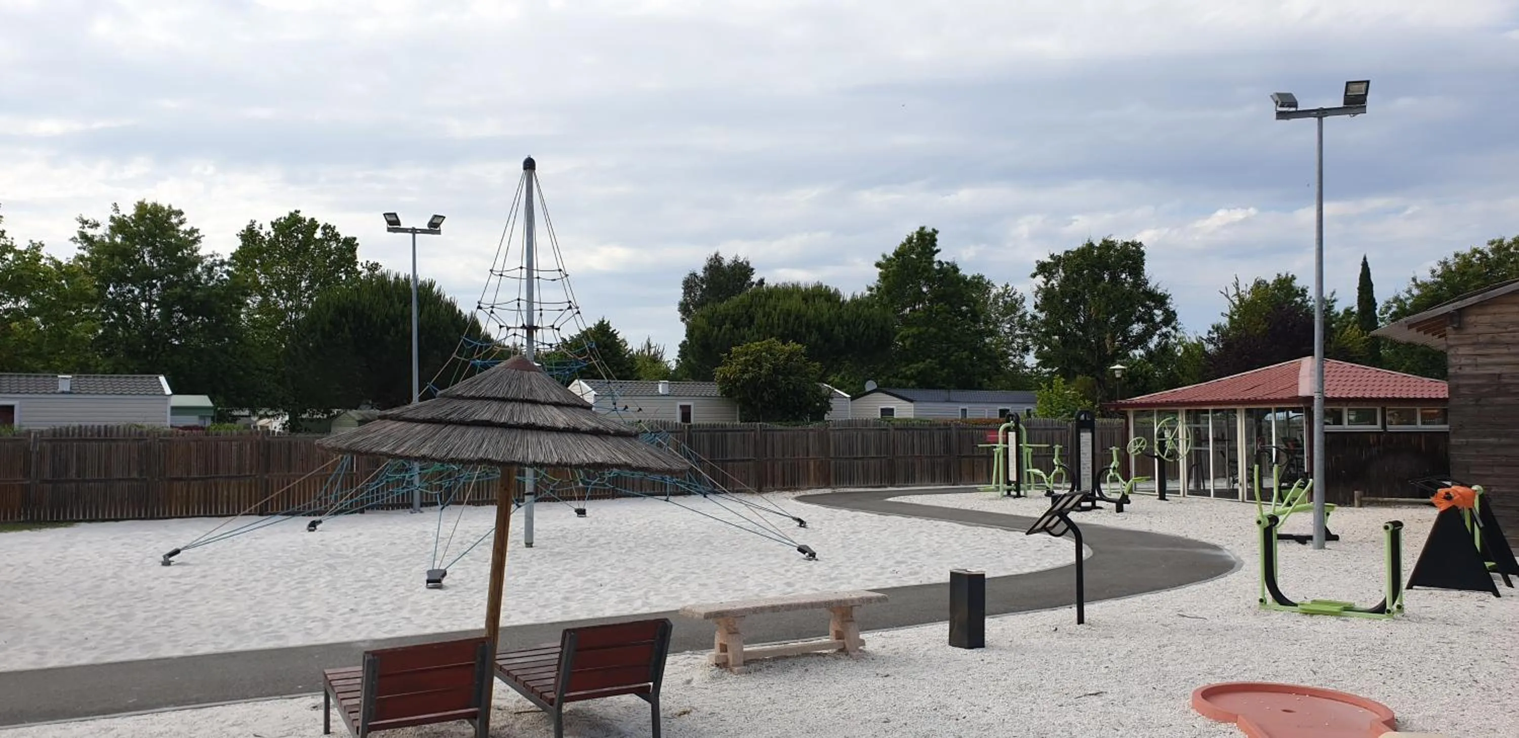 Children play ground in MOBIL HOME 43 dans Camping 4 Etoiles