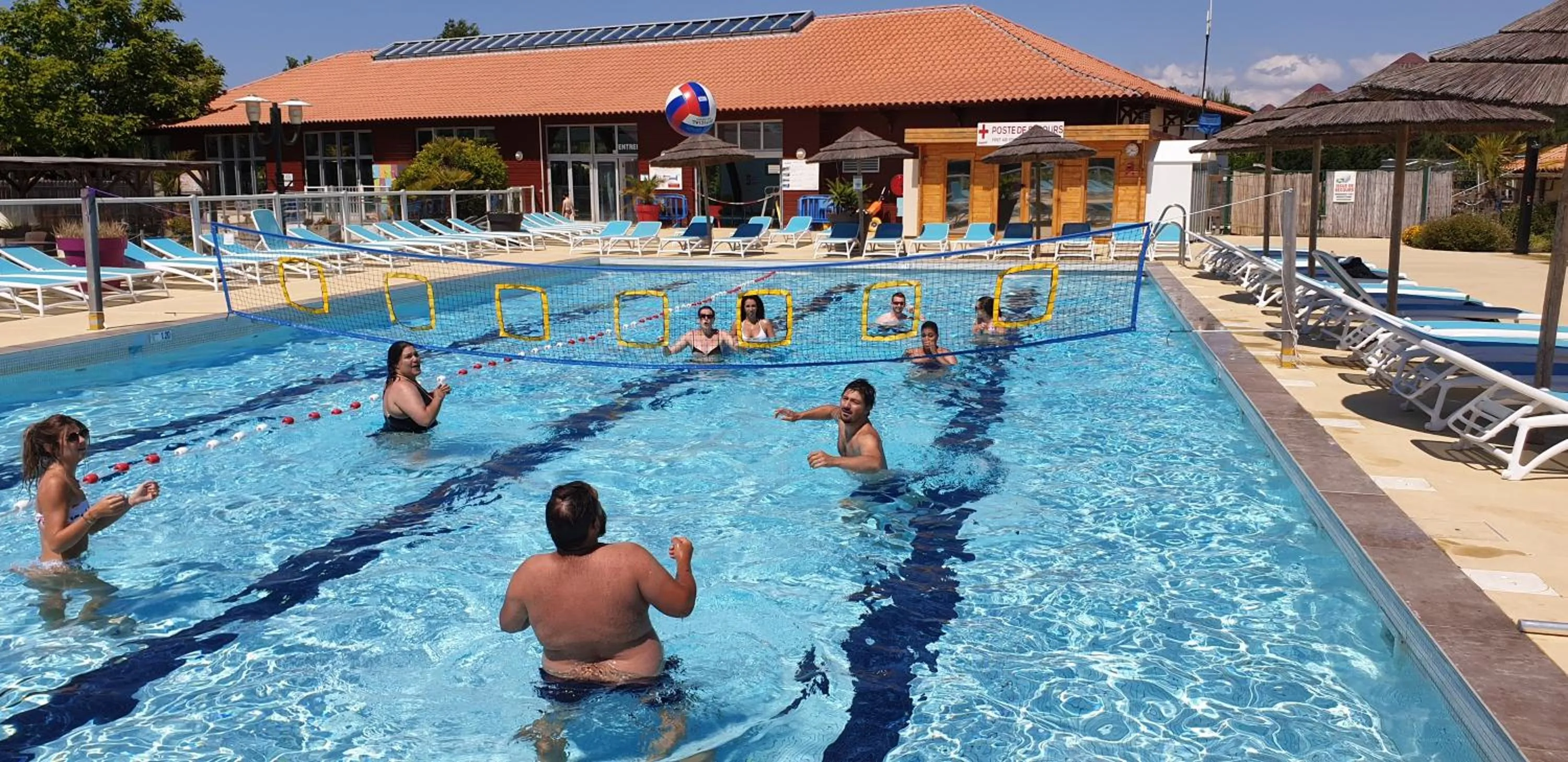 Swimming pool in MOBIL HOME 43 dans Camping 4 Etoiles